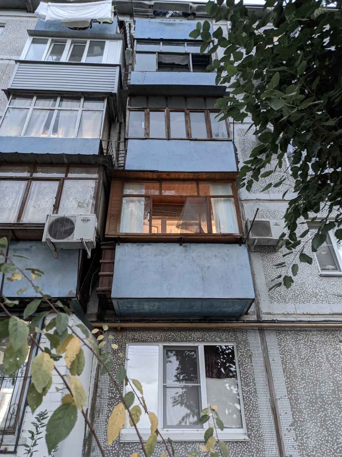 на балконе, лоджия, балкон в панельном доме, остекление балконов в хрущевке с крышей, остекление балконов и лоджий
