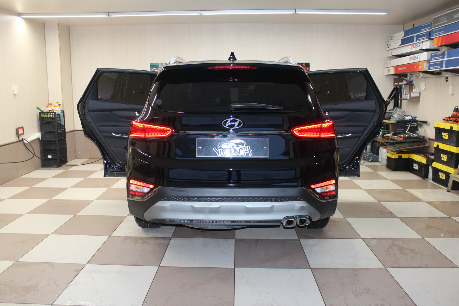 лексус 570 черный сзади, бронированный лексус лх 570, автомобиль, лексус lx 570 антихром, Jeep Grand Cherokee SRT8 II (WK2)