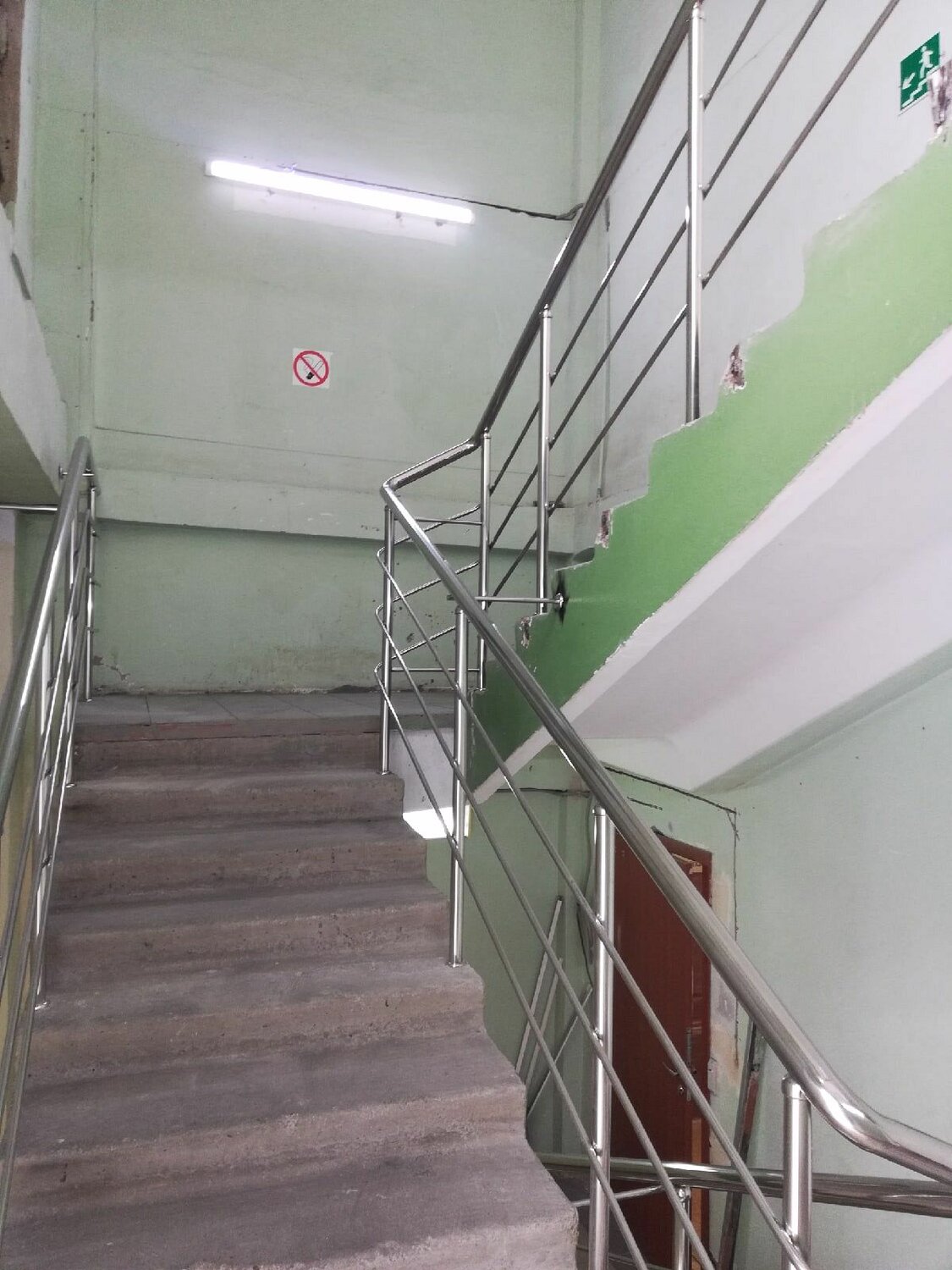 лестница в подъезде, зеленый подъезд, лестница в школе в классе, лестничный марш в подъезде, краска для стен в подъезде