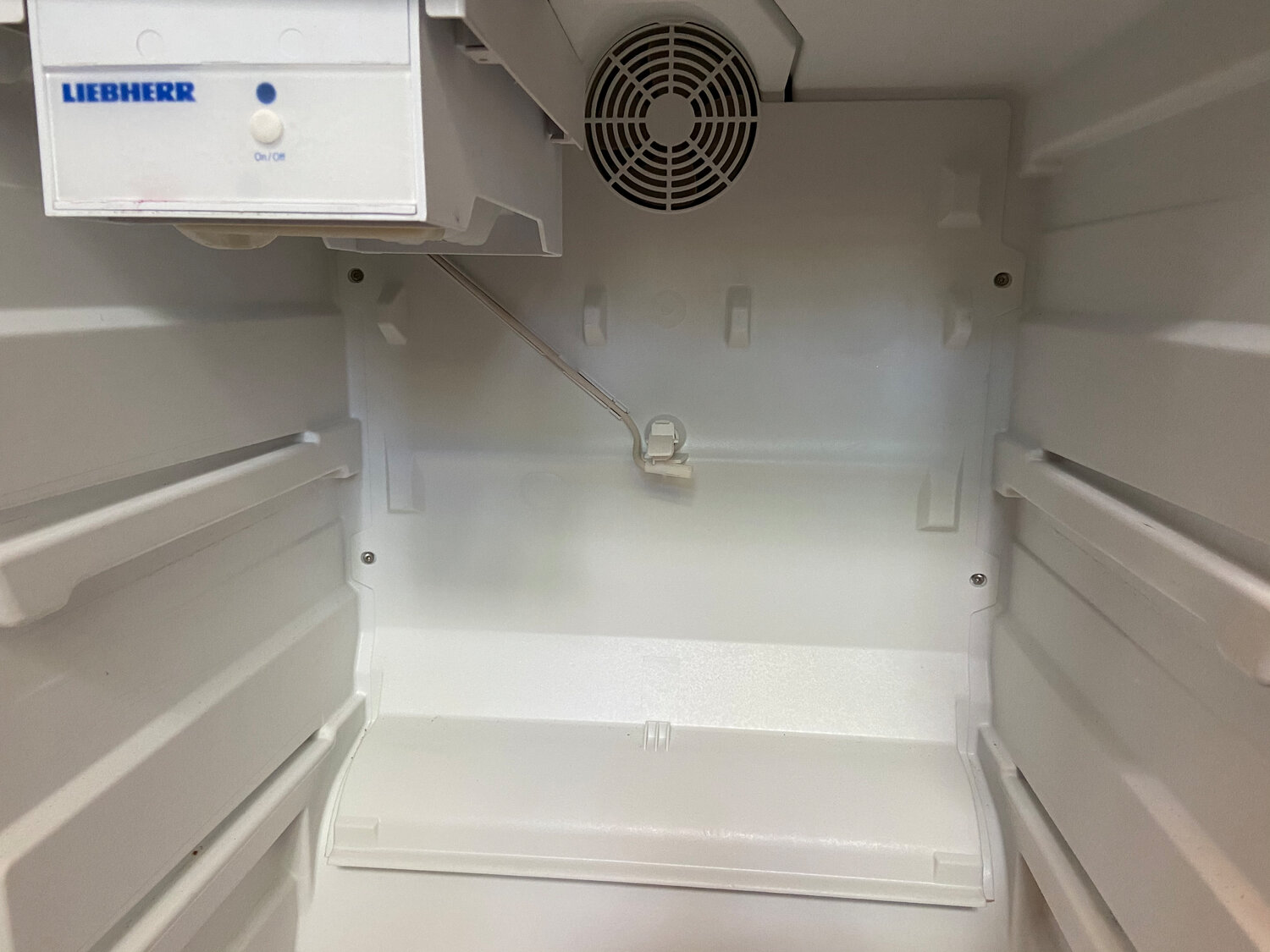 холодильник, двухкамерный холодильник, бытовая техника холодильник, холодильник либхер, вентиляционные отверстия холодильника бош