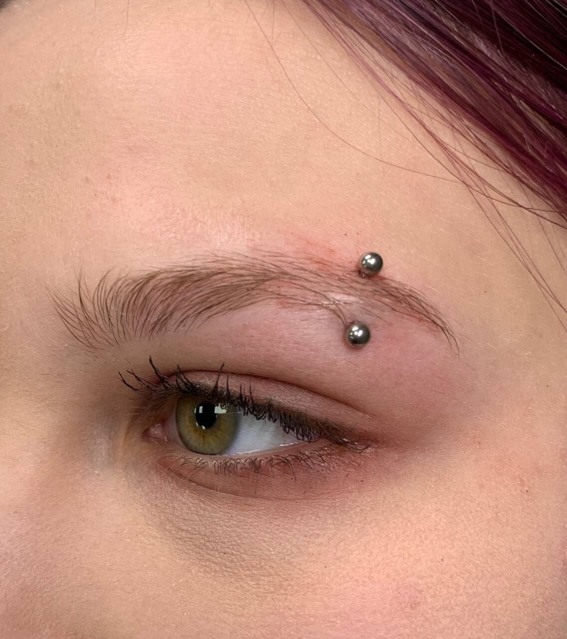 пирсинг брови, параллельный прокол брови, пирсинг брови вертикальный, пирсинг брови без украшения, прокол брови