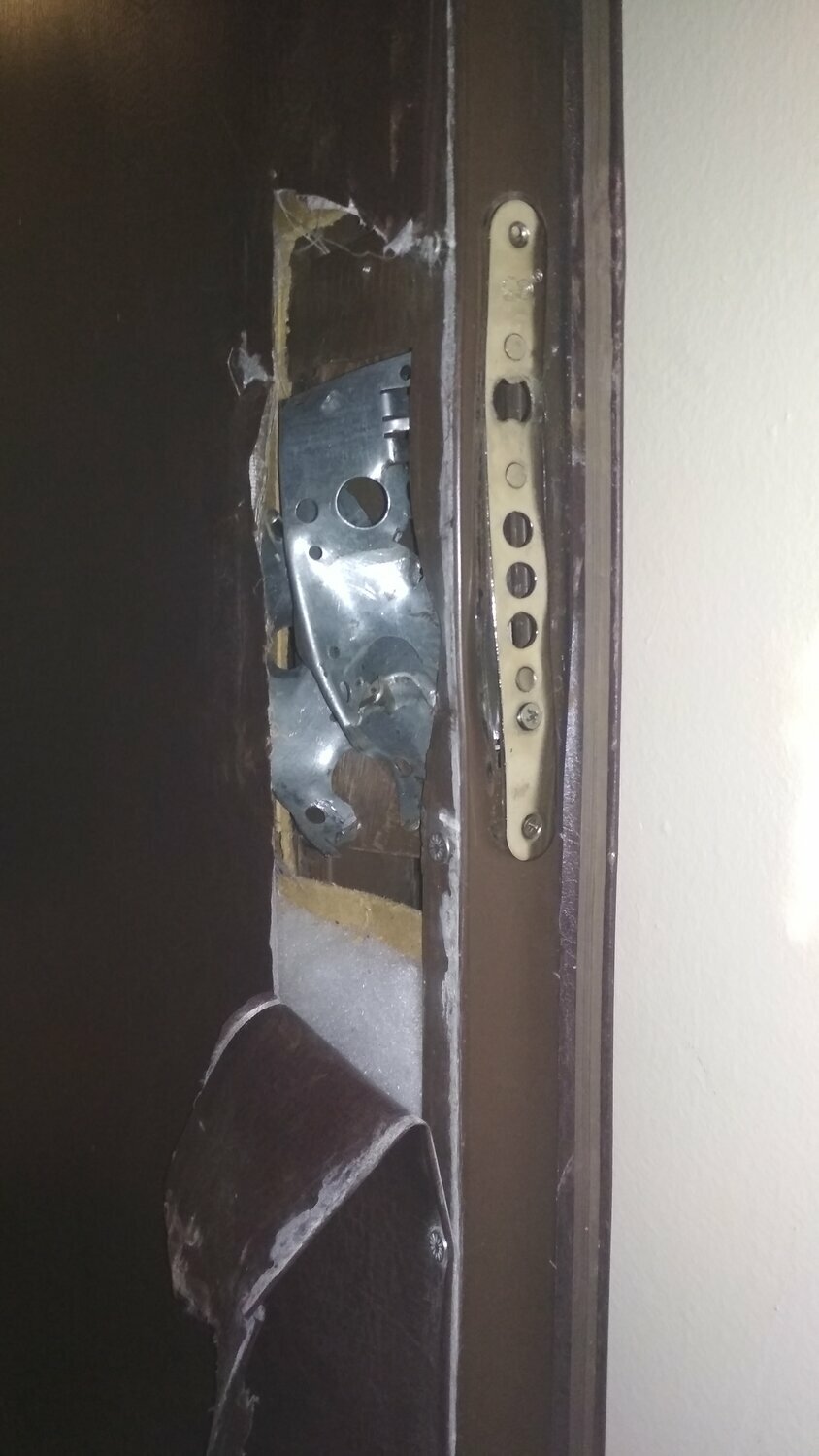замок шо25 в металлической двери, замок в металлическую дверь, металлические двери, отверстия под дверной замок железной двери, дверь железная