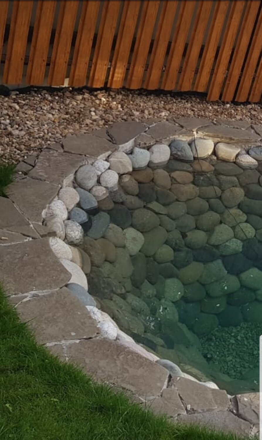 пруд выложенный камнем, искусственный водоем, водоем с камнями, пруд из камней, искусственный пруд