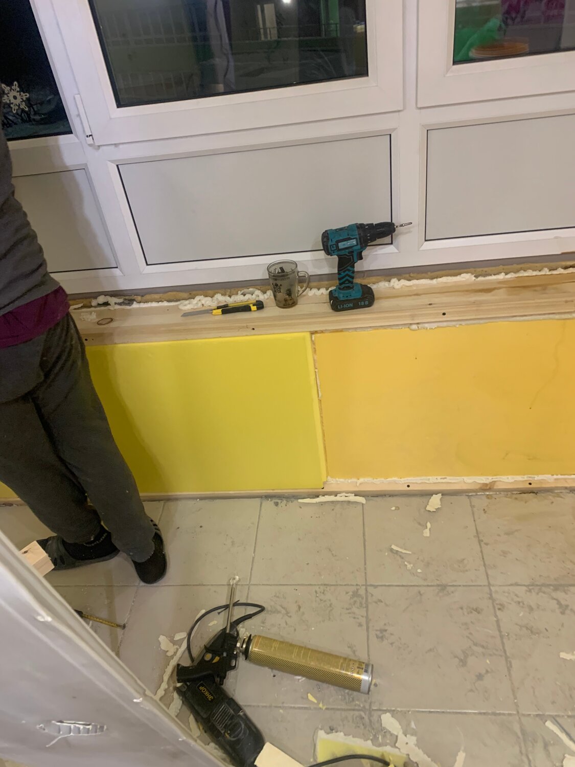 укладка нижнего ряда плитки в ванной, монтаж подоконника на балконе, укладка кафеля, укладка плитки, монтаж подоконника на лоджии