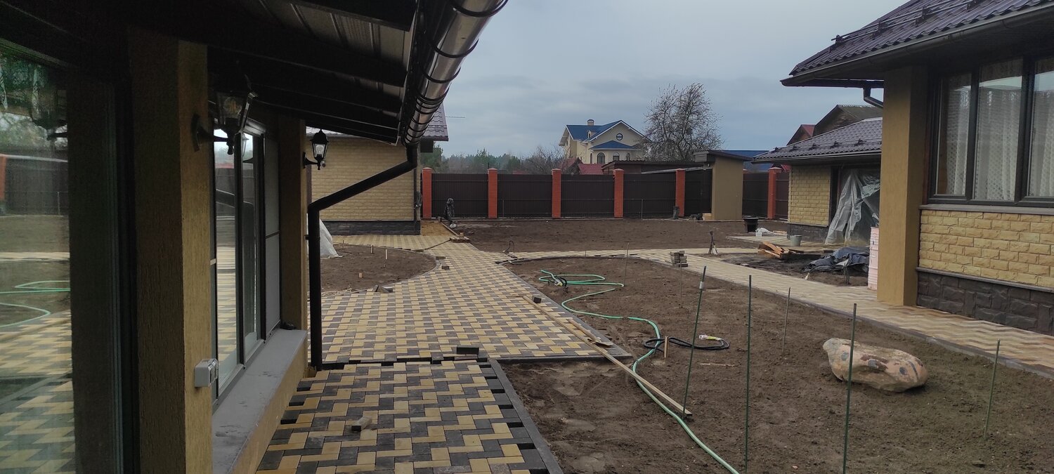 укладка тротуарной плитки, тротуарная плитка в частном доме, тротуарная плитка перед домом, укладка брусчатка, брусчатка вокруг частного дома
