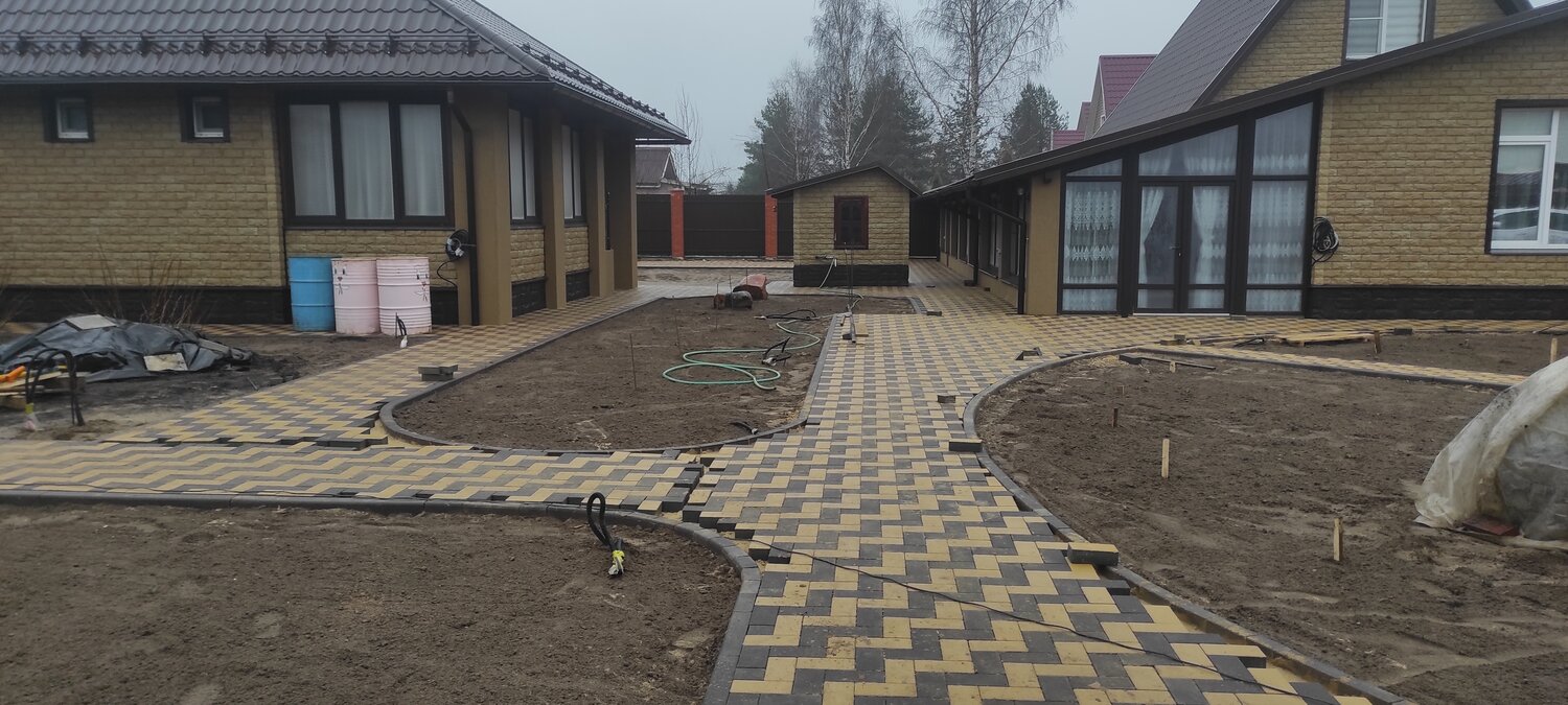 укладка тротуарная плитка, тротуарная плитка в частном доме, укладка брусчатки, тротуарная плитка, плитка во дворе частного дома