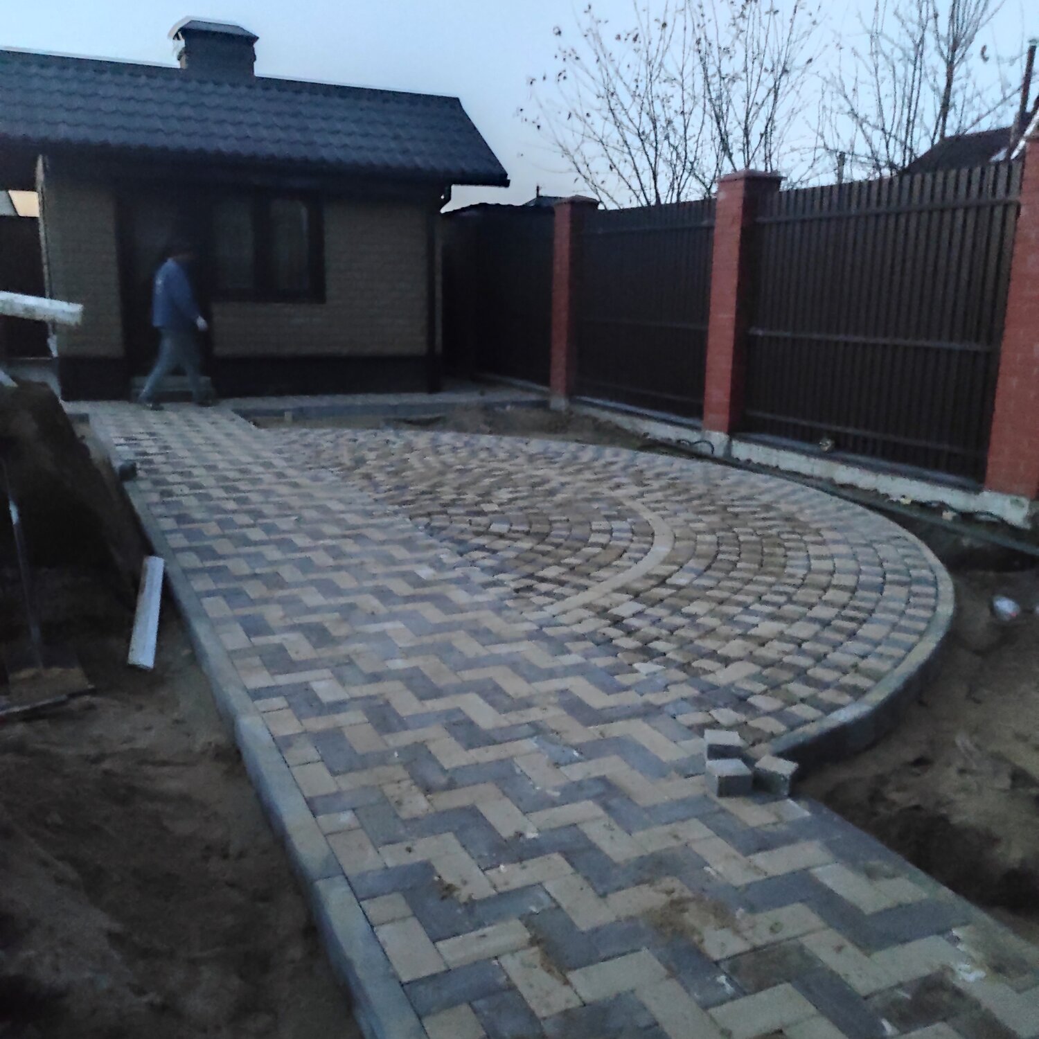 укладка тротуарной плитки, укладка брусчатки, тротуарная плитка, брусчатка вокруг частного дома, тротуарная плитка в частном доме