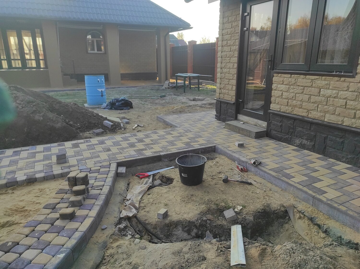 укладка тротуарной плитки, укладка тротуарной плитки в частном доме, укладка брусчатки, бетонирование двора вокруг дома, тротуарная плитка