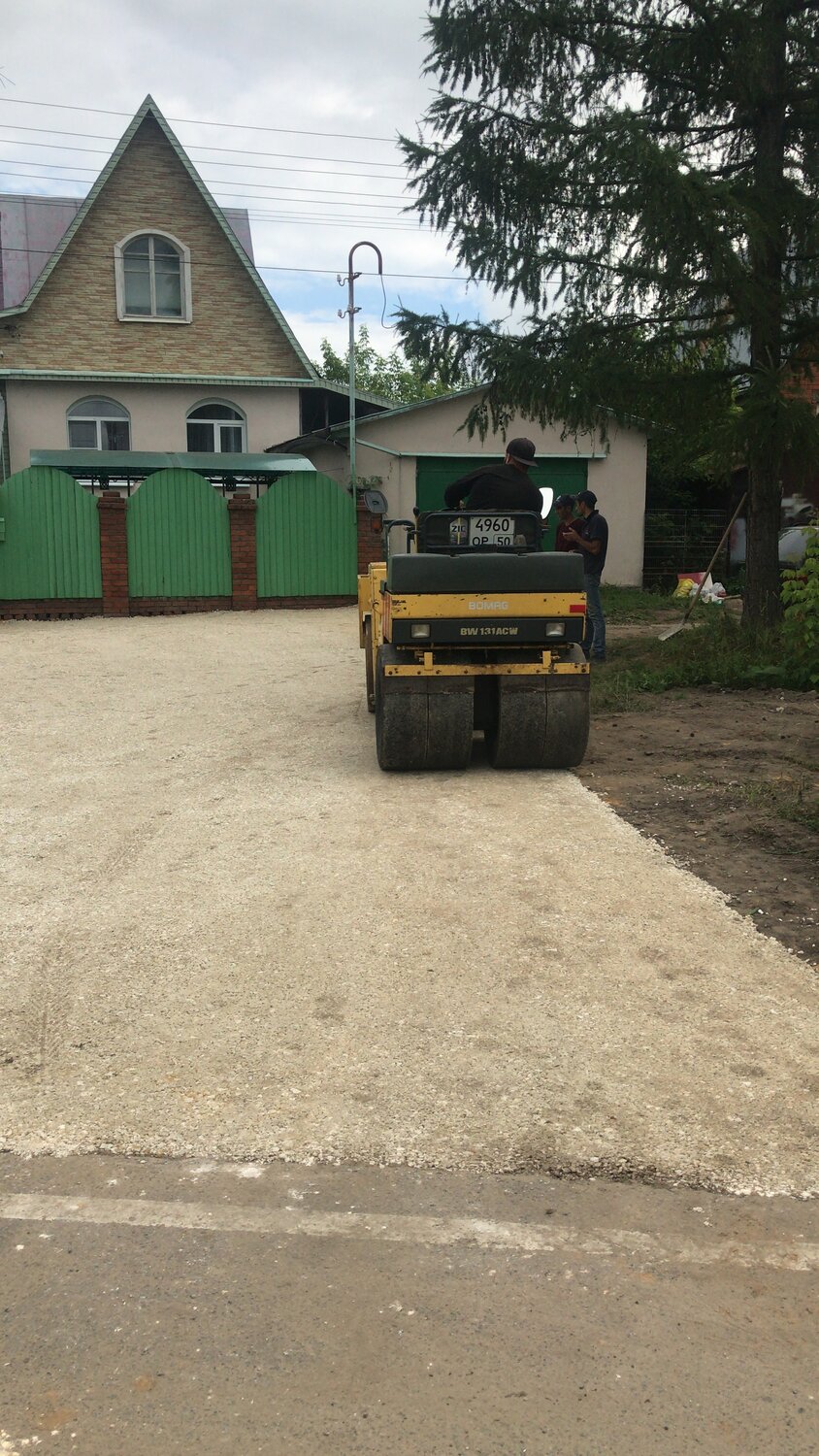 асфальтирование дорог в деревне, асфальтирование, асфальтирование дороги, укладка асфальтовой крошки, трамбовка асфальтовой крошки