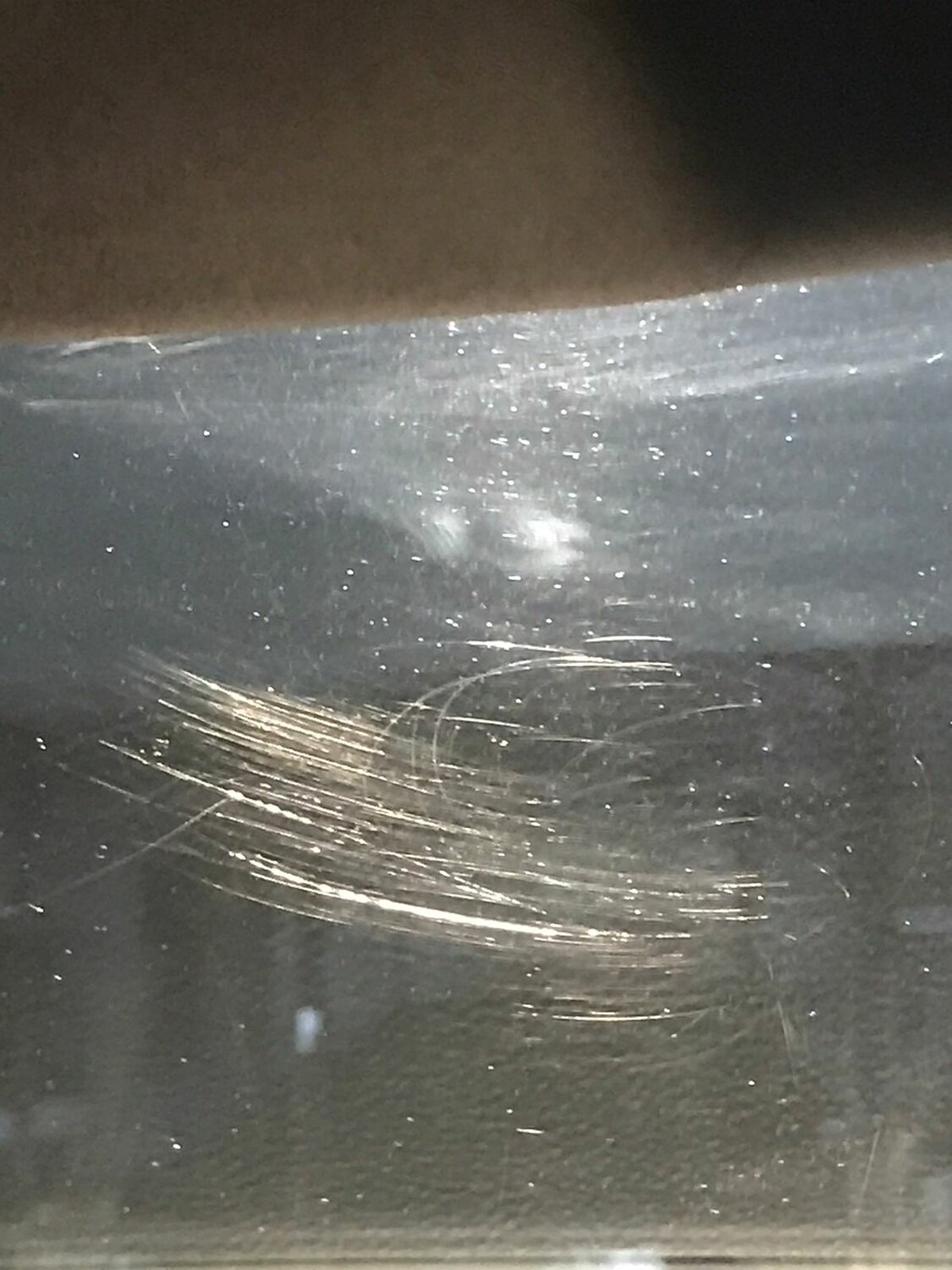 царапины, царапина на бампере, глубокие царапины на кузове, вмятина, царапина на машине