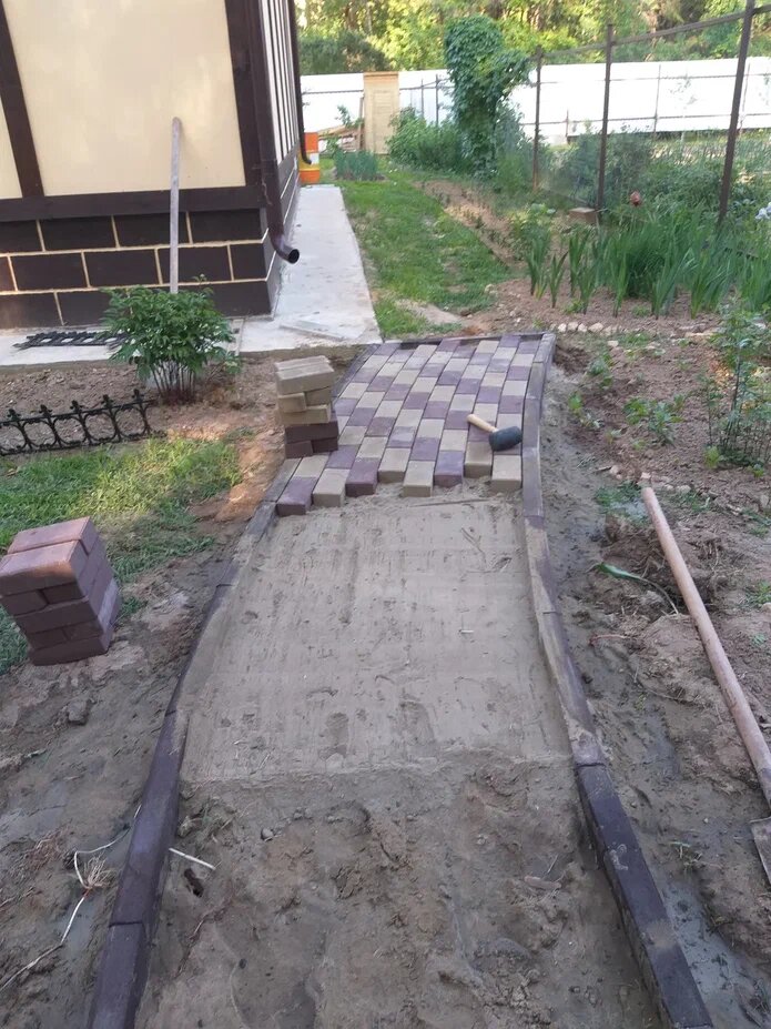 укладка тротуарной плитки, отмостка, отмостка дома, правильная отмостка, отмостка и дорожки