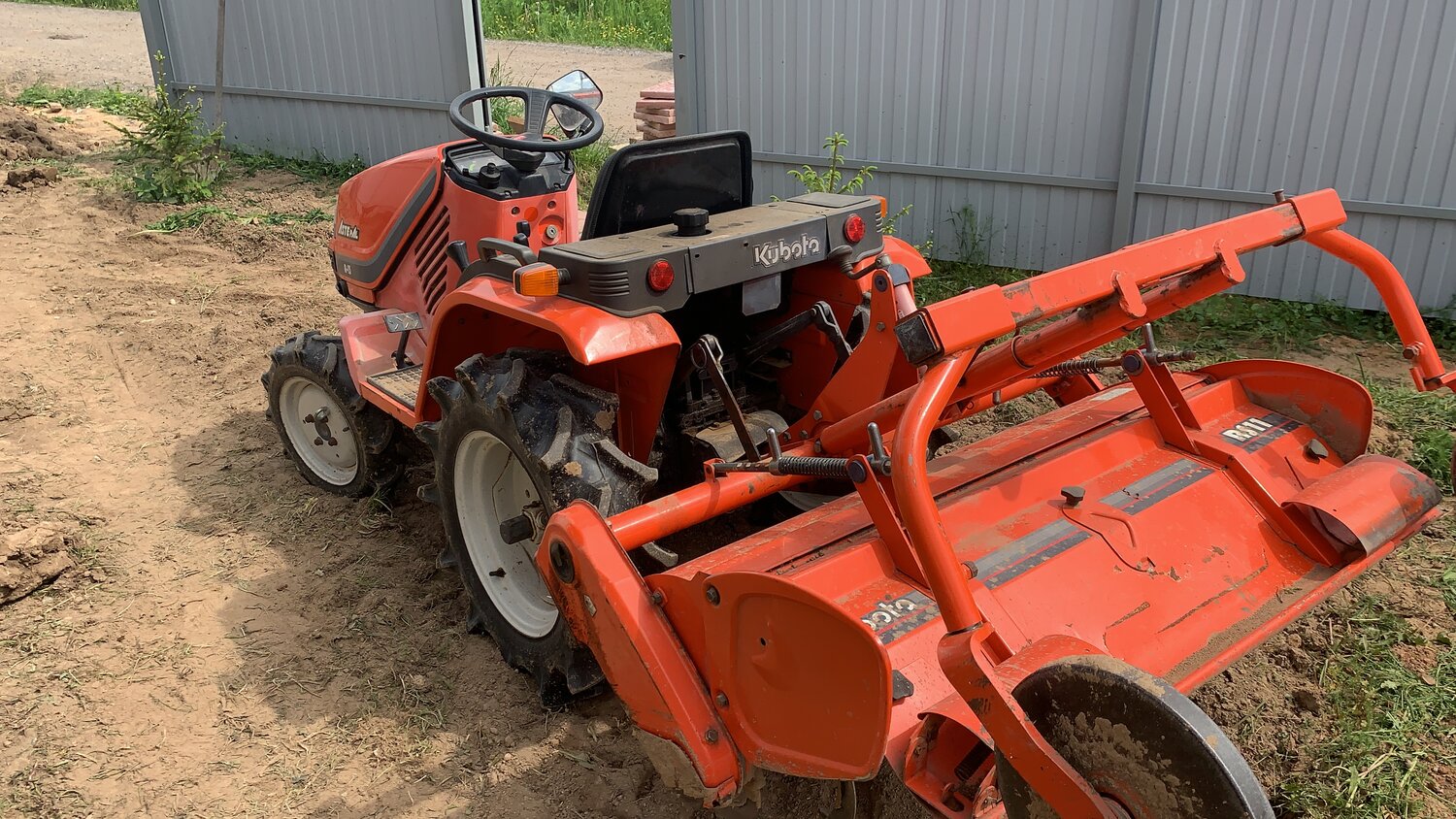японский минитрактор, минитрактор kubota b1500, kubota трактор a14, минитрактор, кубота минитрактор вспашка