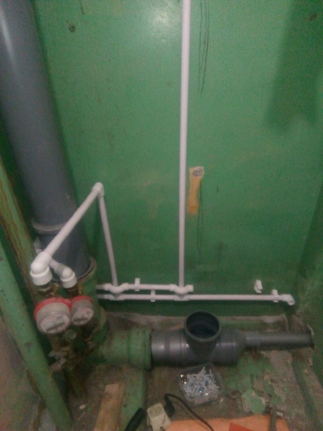 монтаж водопровода в хрущевке, подвод канализационной трубы в ванную, стояк водоснабжения, сантехнические работы, канализация в квартире