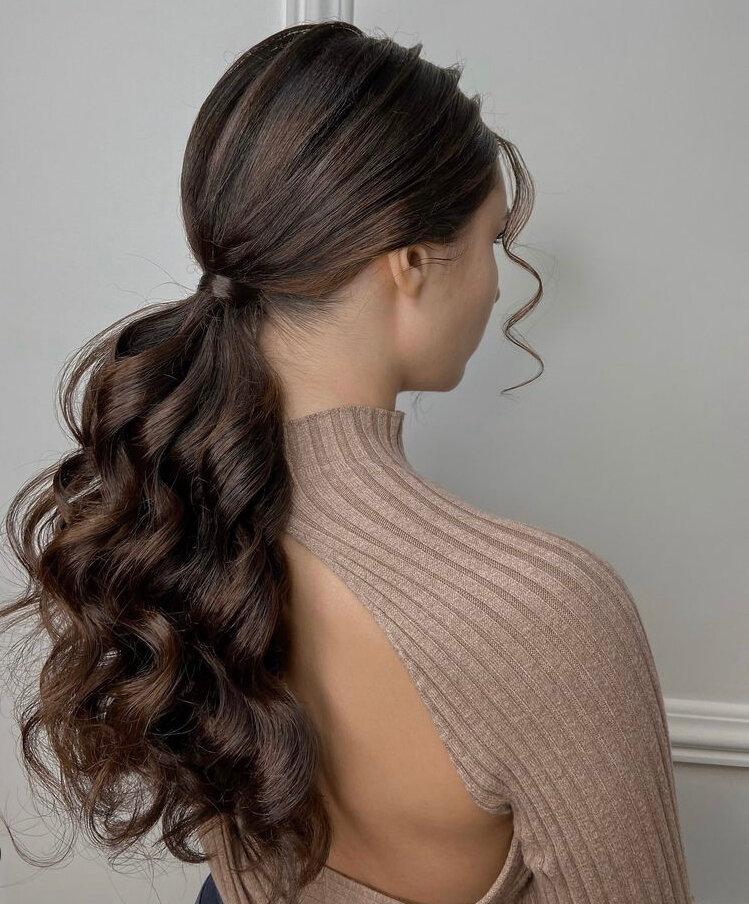 прически, прическа хвост на длинные волосы, braided bun updo hairstyle for long hair на тёмные волосы, кудрявый хвост, хвост шиньон