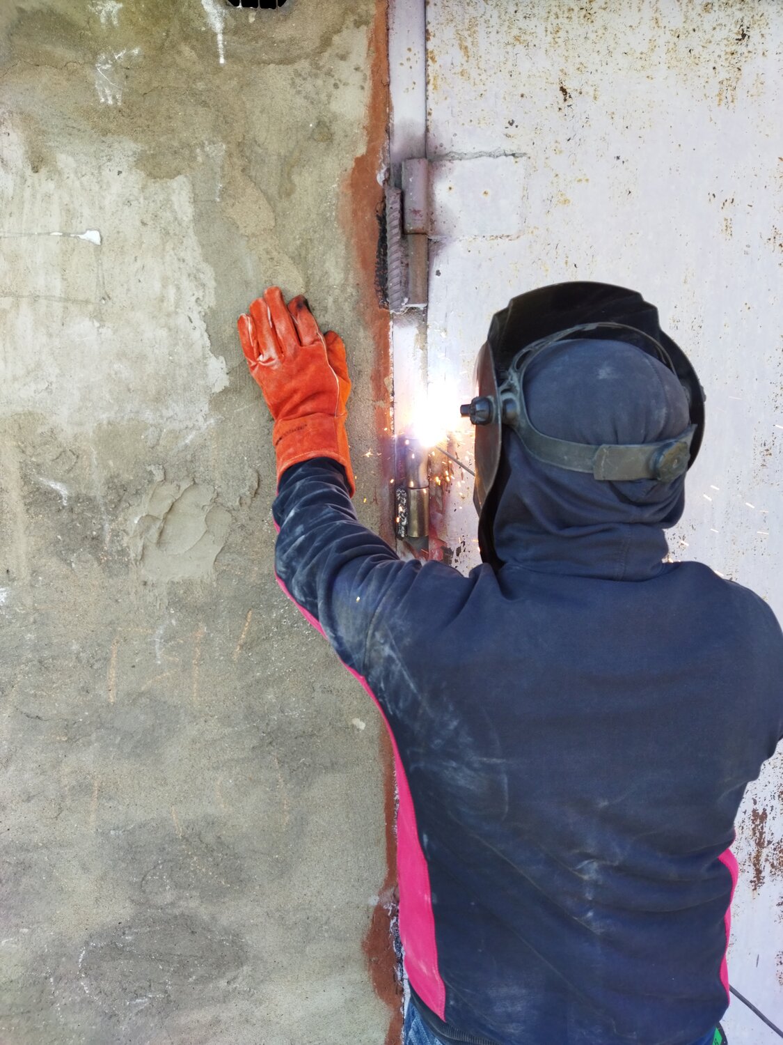 хулиган рисует граффити, вандализм красками, graffiti wall, сварщик, металлическая стена