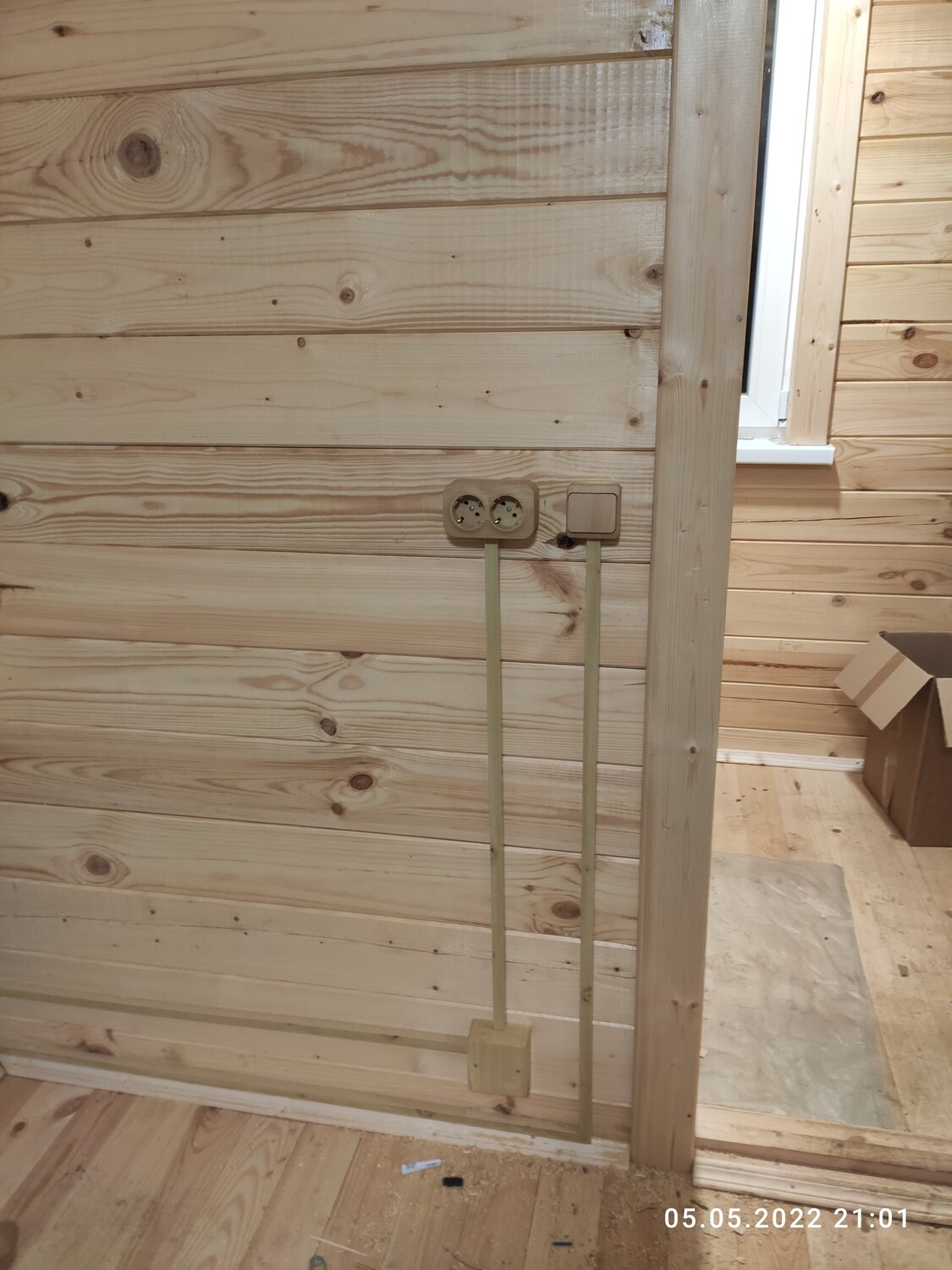 проводка в деревянном доме, электрика в коробах в деревянном доме, электропроводка в деревянном доме, наружная проводка в деревянном доме, электрика в деревянном доме