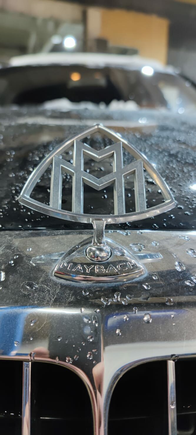 знак майбах на капот w222, майбах значок, мерседес майбах шильдик, майбах эмблема, мерседес майбах значок