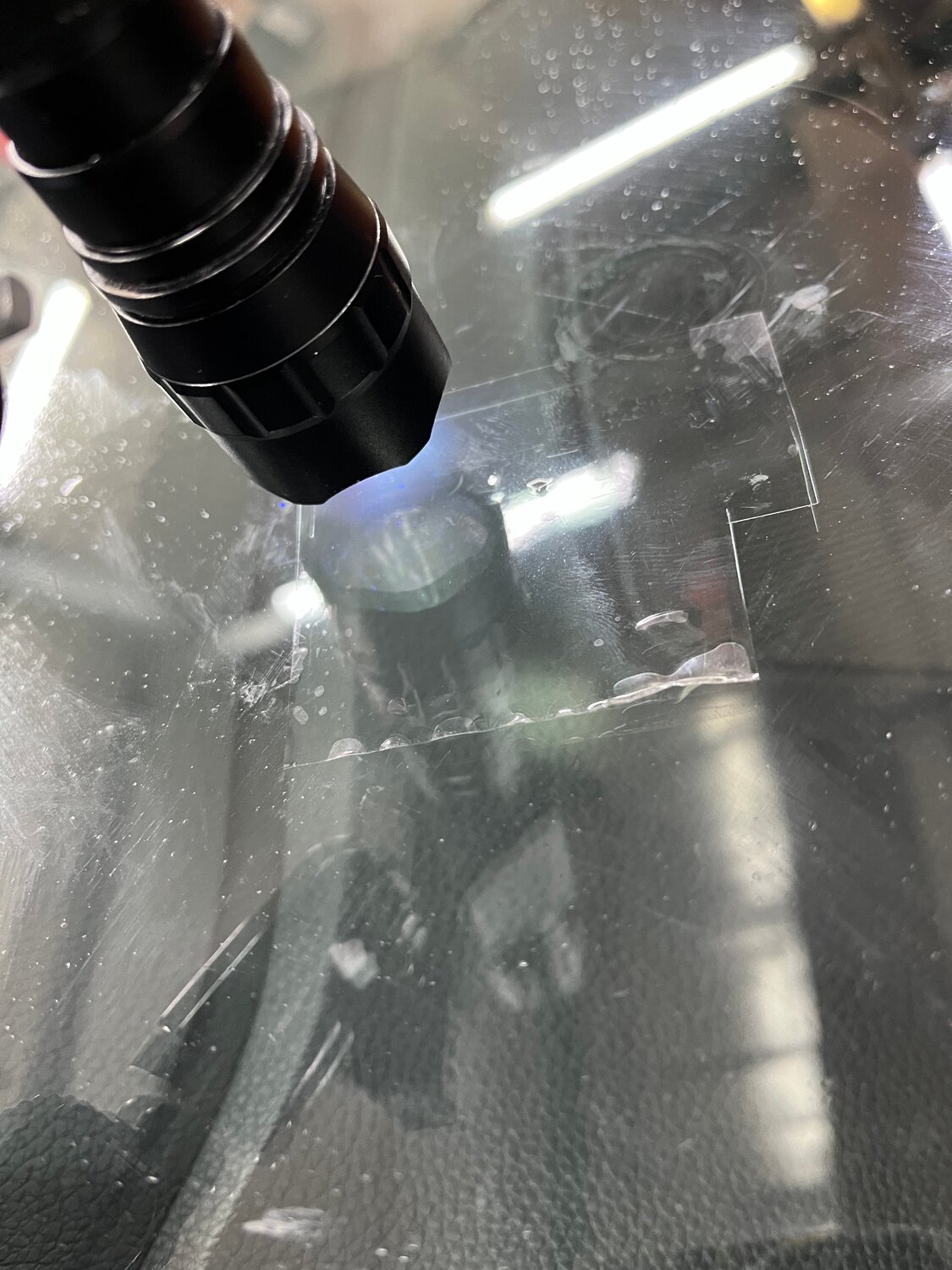 скол на лобовом стекле, жидкое стекло с уф светом, заклейка трещин лобового стекла, ремонт сколов на лобовом стекле, заделка сколов на лобовом стекле