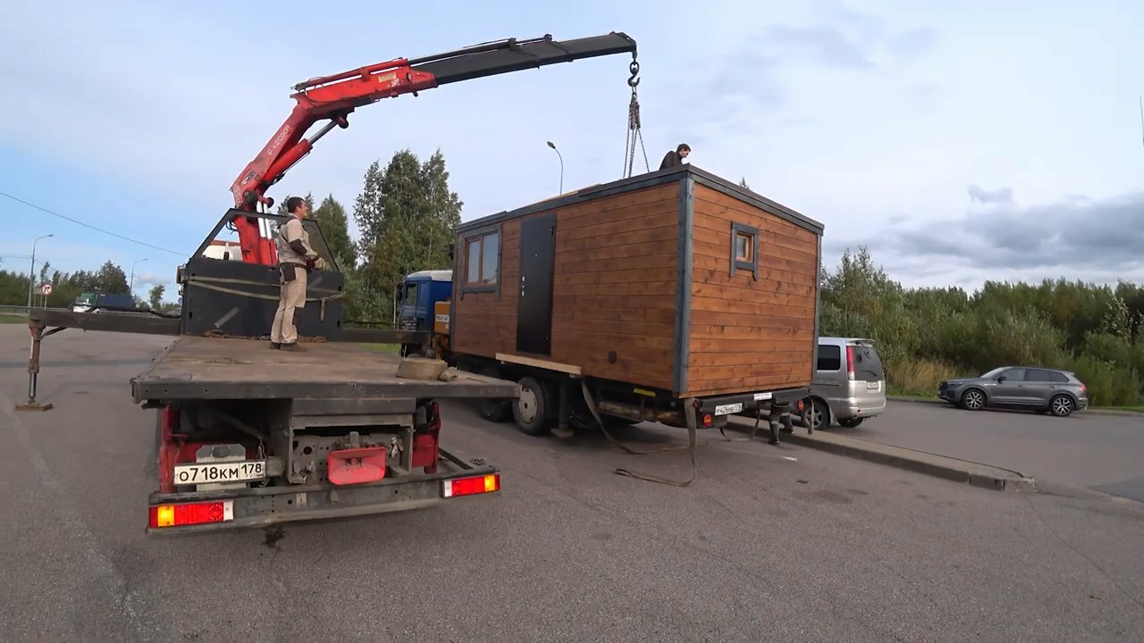 бытовка на манипуляторе, манипулятор везет бытовку, бытовка на газель, манипулятор 5т грузит бытовку, дачный домик