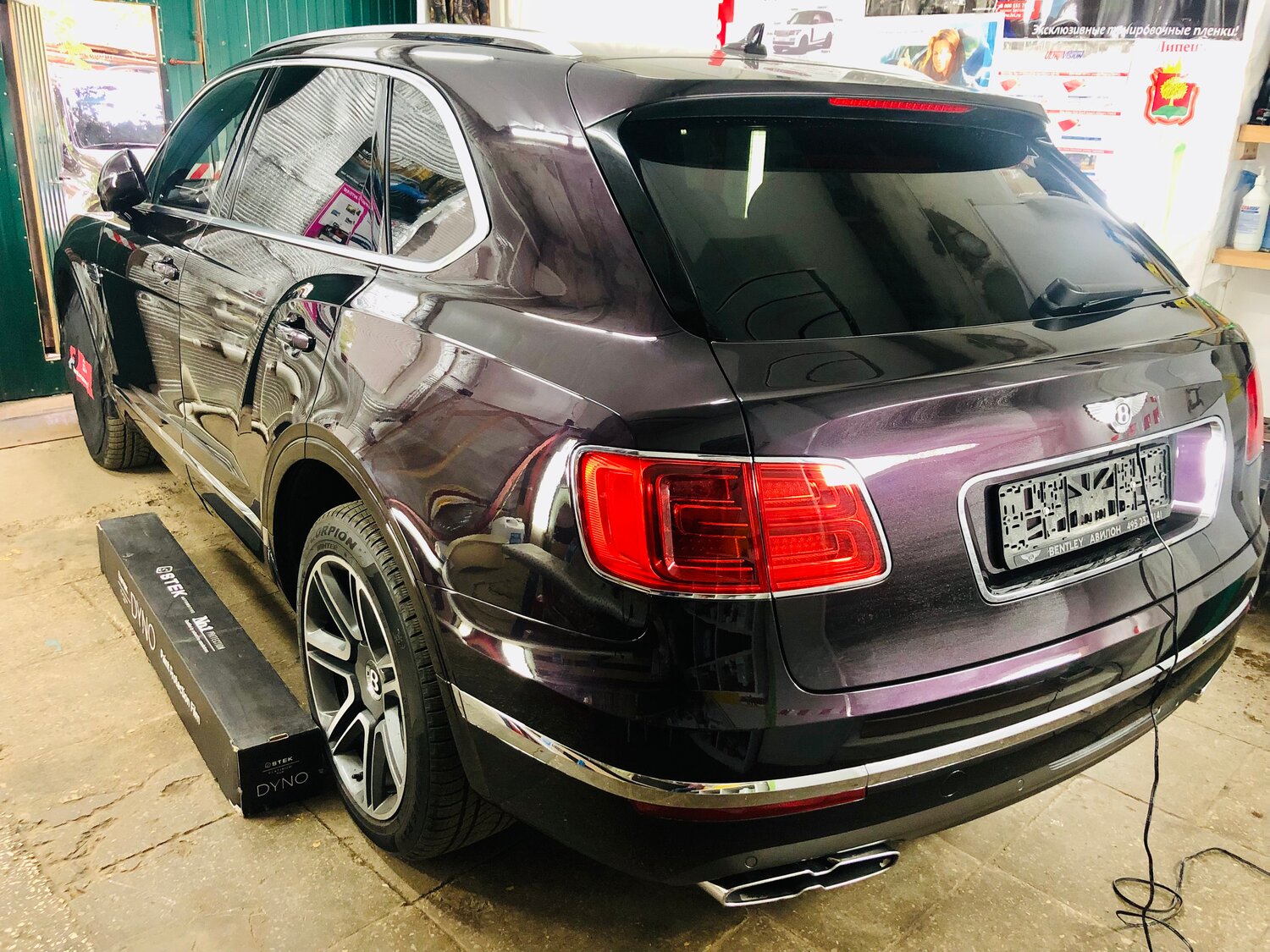 bentley bentayga, bentley bentayga бандитская, бентли бентайга, бентли бентайга муллинер зеленый двухцветный салон, автомобиль