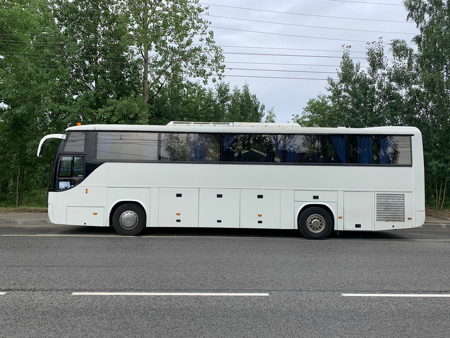 автобус, туристический автобус, автобус ютонг, автобус ютонг сбоку, пассажирский автобус