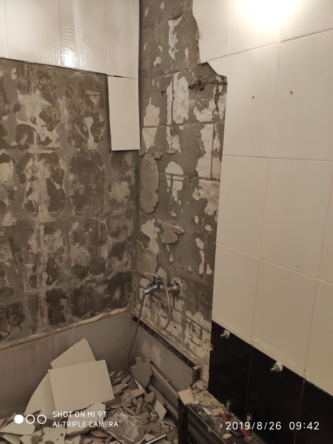 отваливается плитка в ванной на стене, демонтаж ванной комнаты хрущевка, санузел ремонт, отделка квартир, ремонт