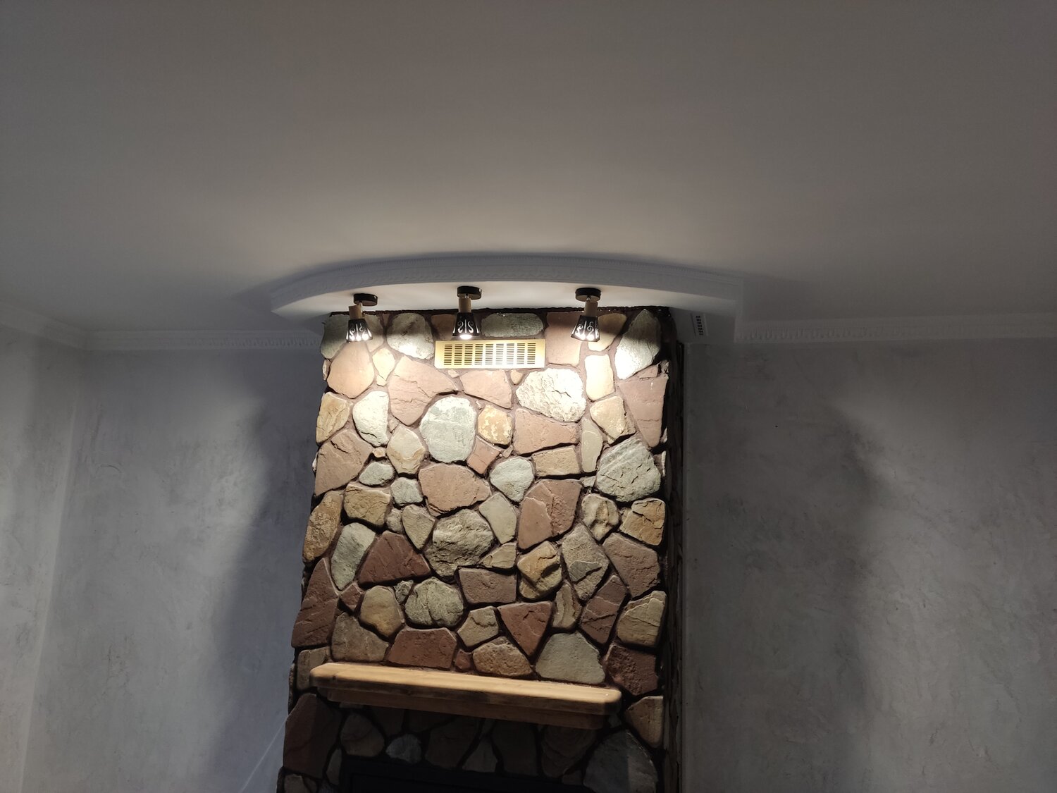 артбетон искусственный камень, камень для камина, интерьер, минерит с отделкой под камень, камин из камня