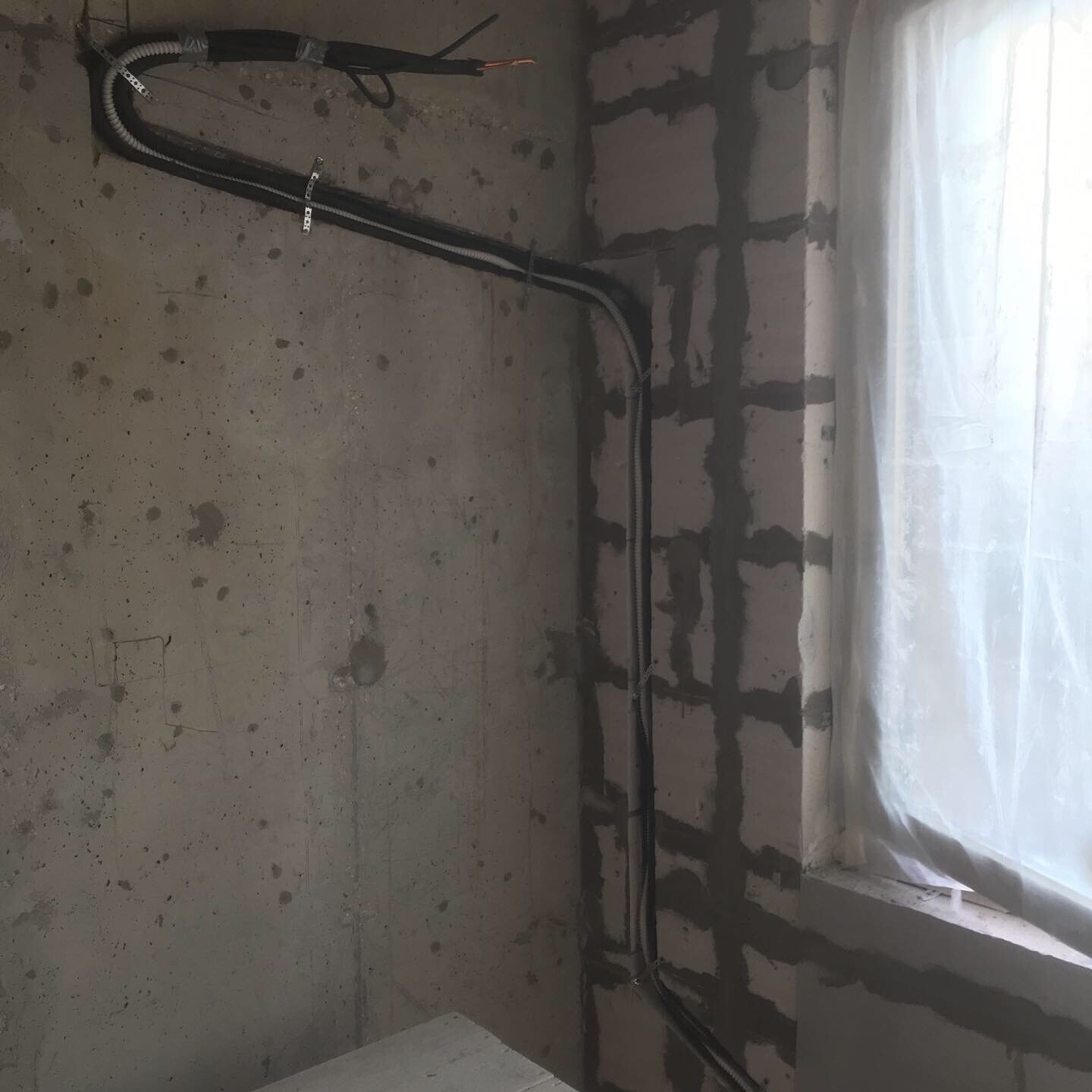 штроба, штробление стен, штроба для кондиционера, штробление, прокладка трассы для кондиционера