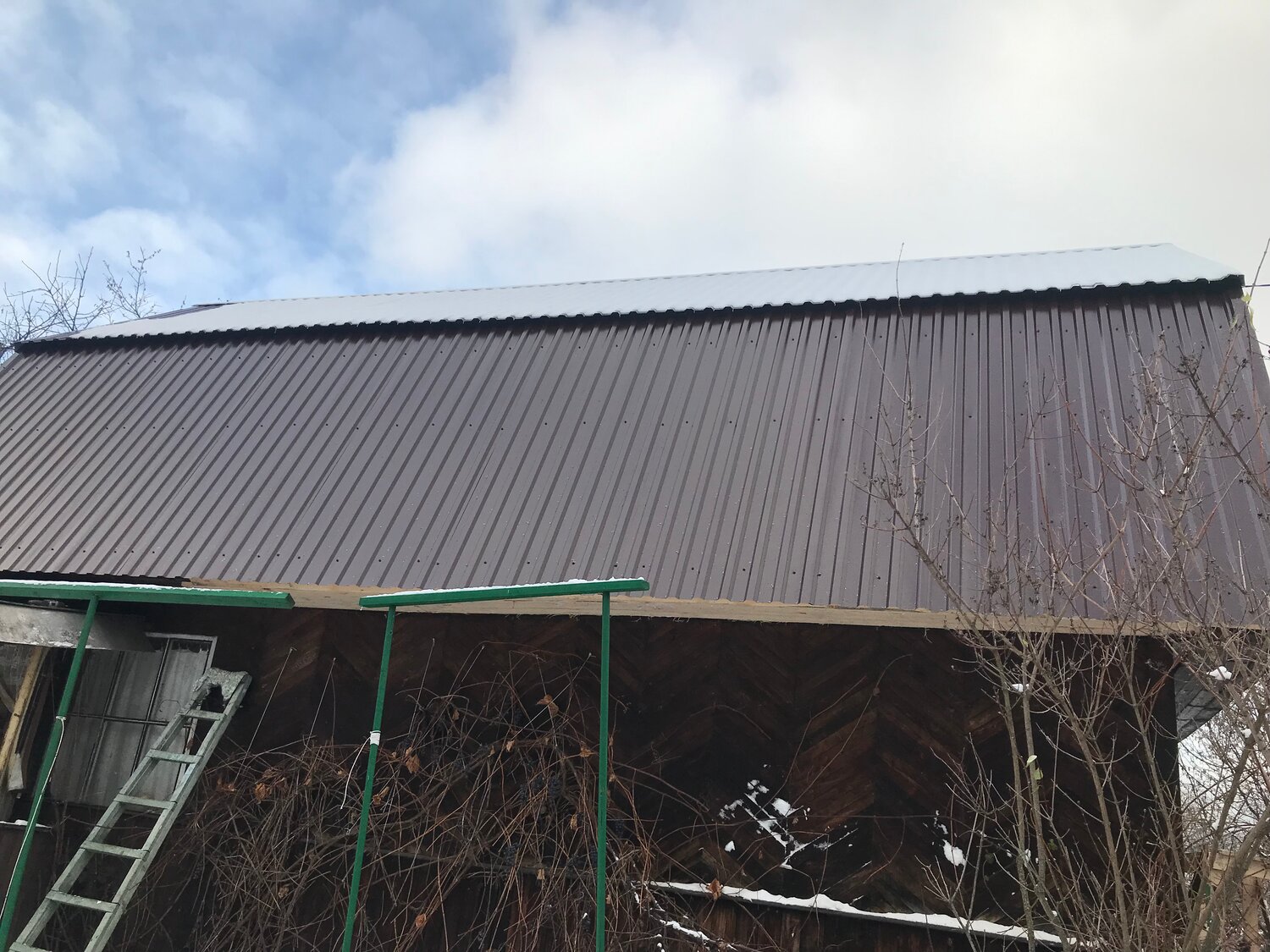 дом дача, профнастил для кровли, профнастил на крышу, мансардная крыша из профнастила, дачный дом