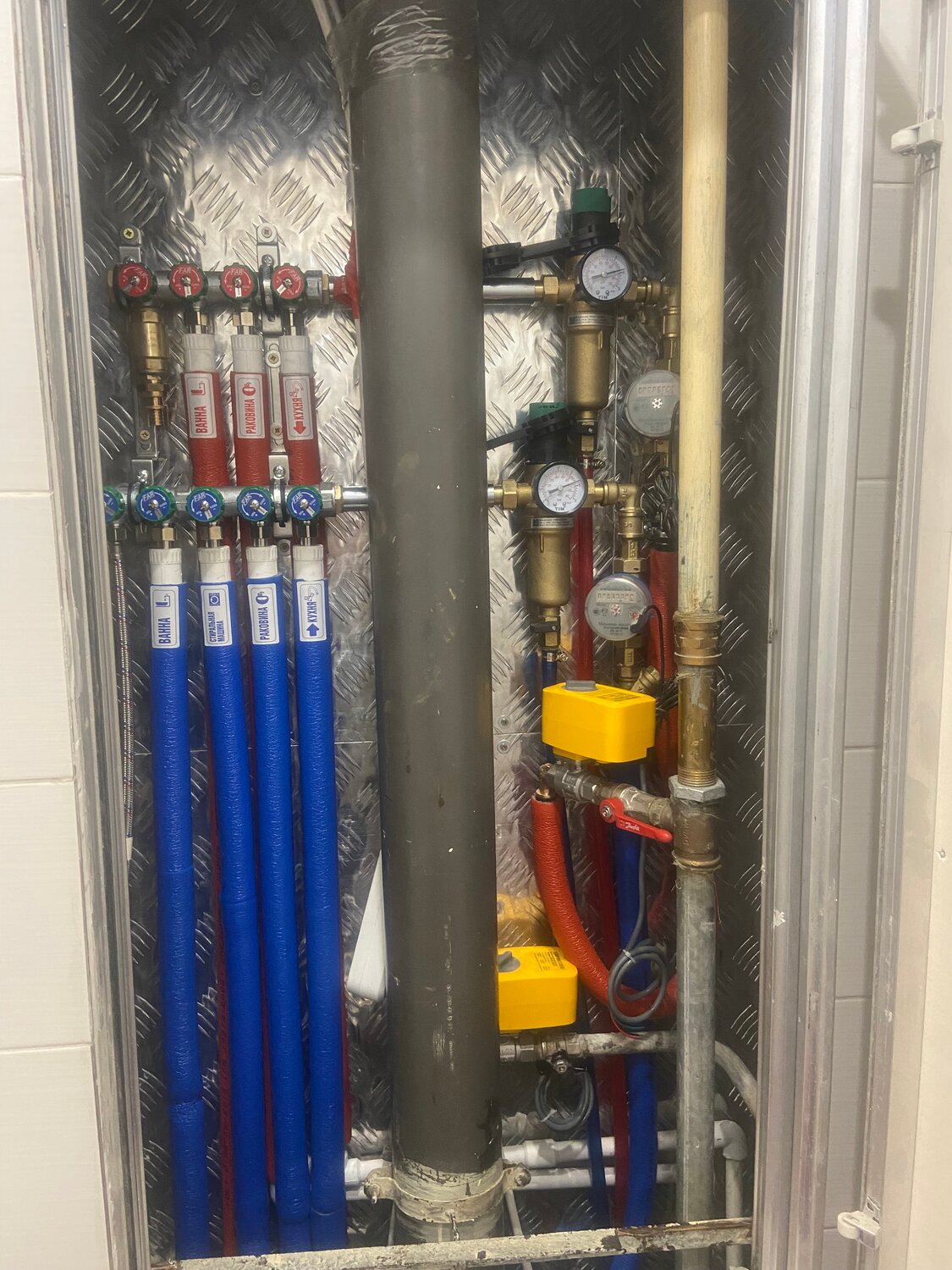 коллекторная разводка труб водоснабжения в квартире, коллекторный узел водоснабжения рехау, коллекторная разводка водоснабжения, коллекторная разводка труб водоснабжения, коллекторный узел водоснабжения