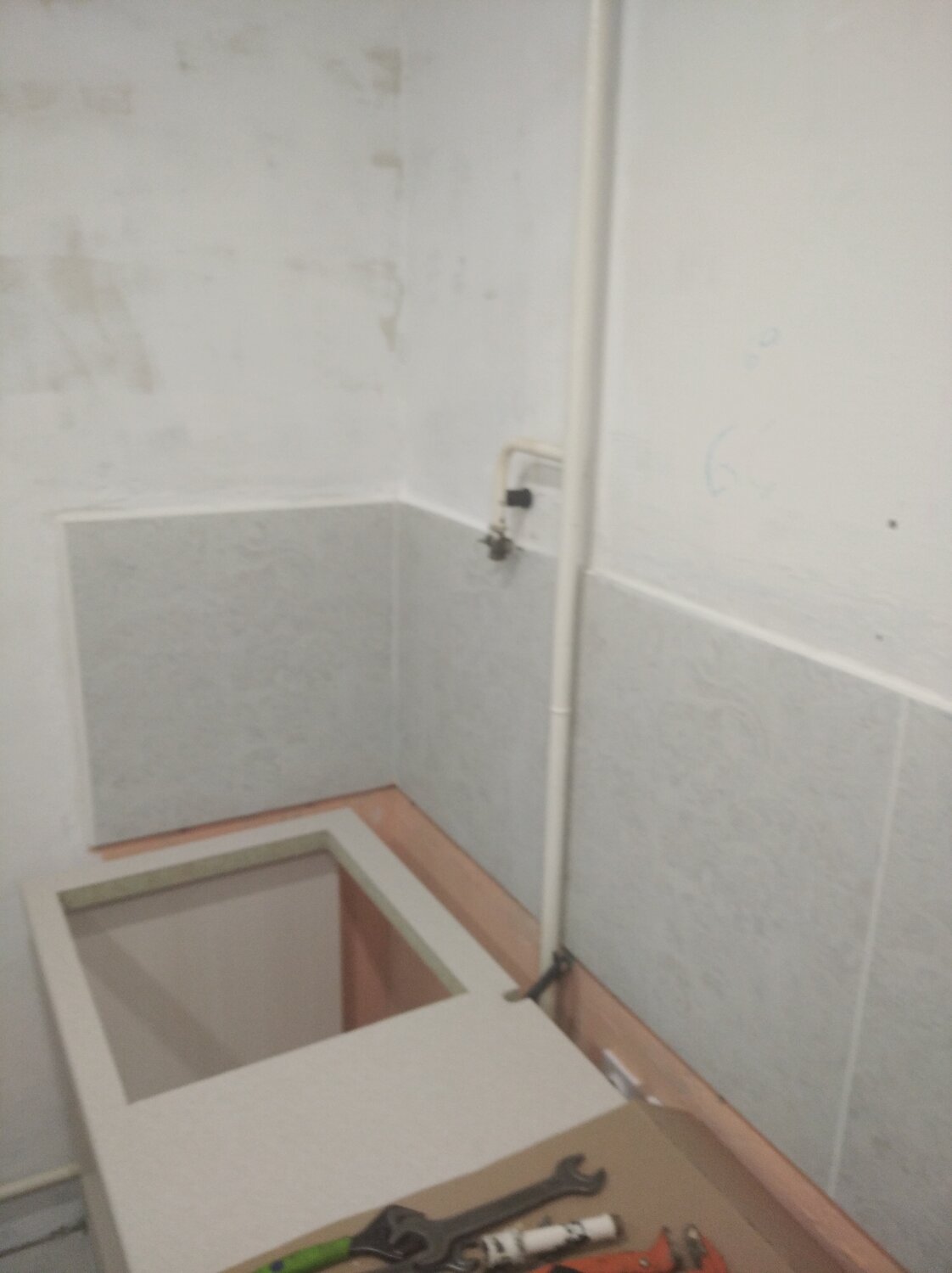 угловой короб в ванной, короб из плитки в ванной, душевые с поддоном рядом с унитазом, короб для газовой трубы, плитка в ванной комнате п 44