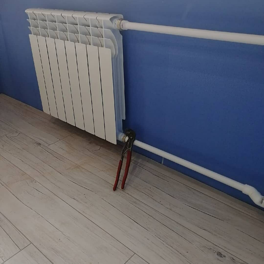 радиатор отопления, батареи в квартире, отопление, батареи в угловой комнате, радиатор