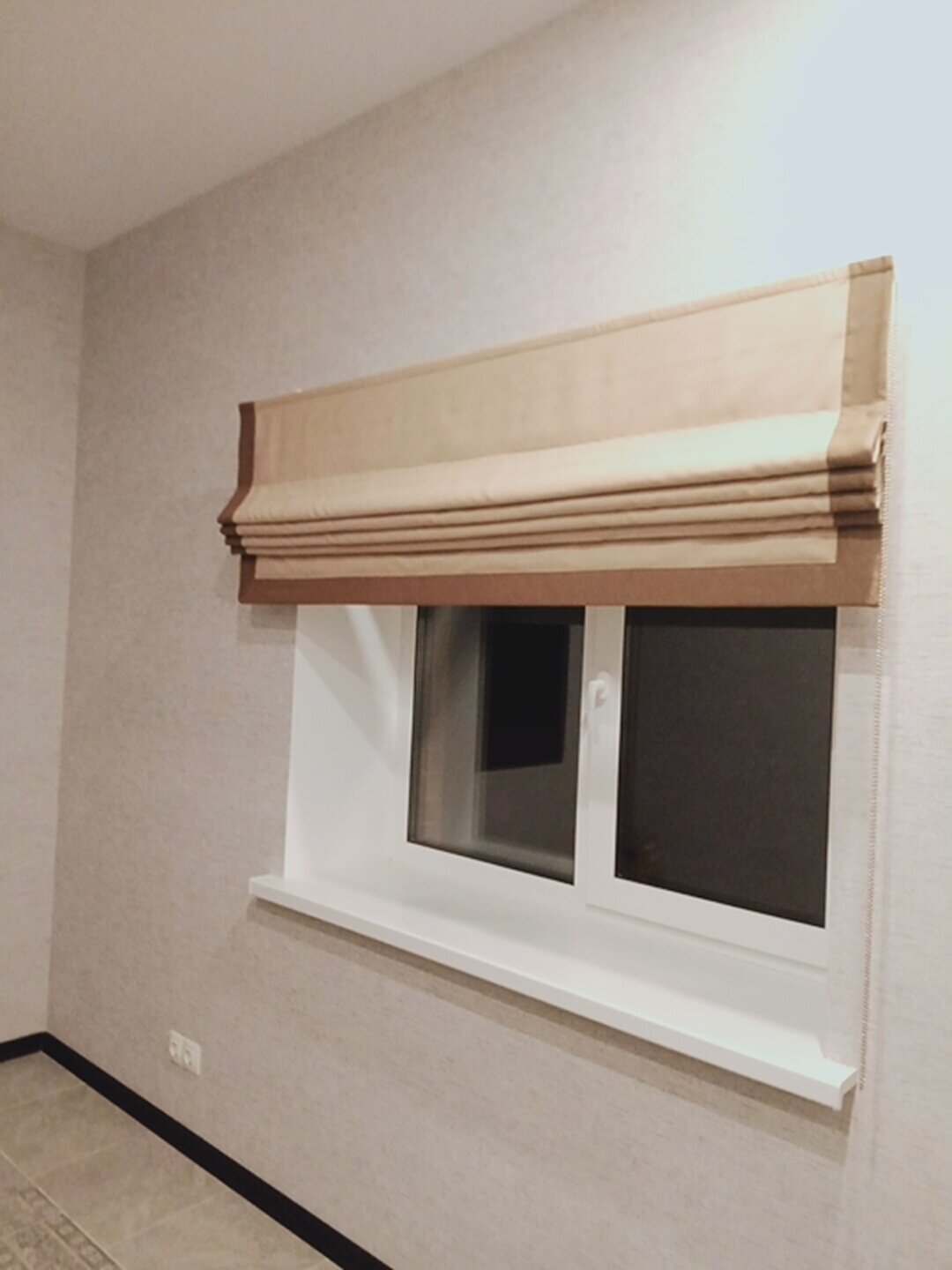 римские шторы, римские шторы в прихожую, римские шторы с кантом, римская штора с тесьмой по периметру, римские шторы бежевые