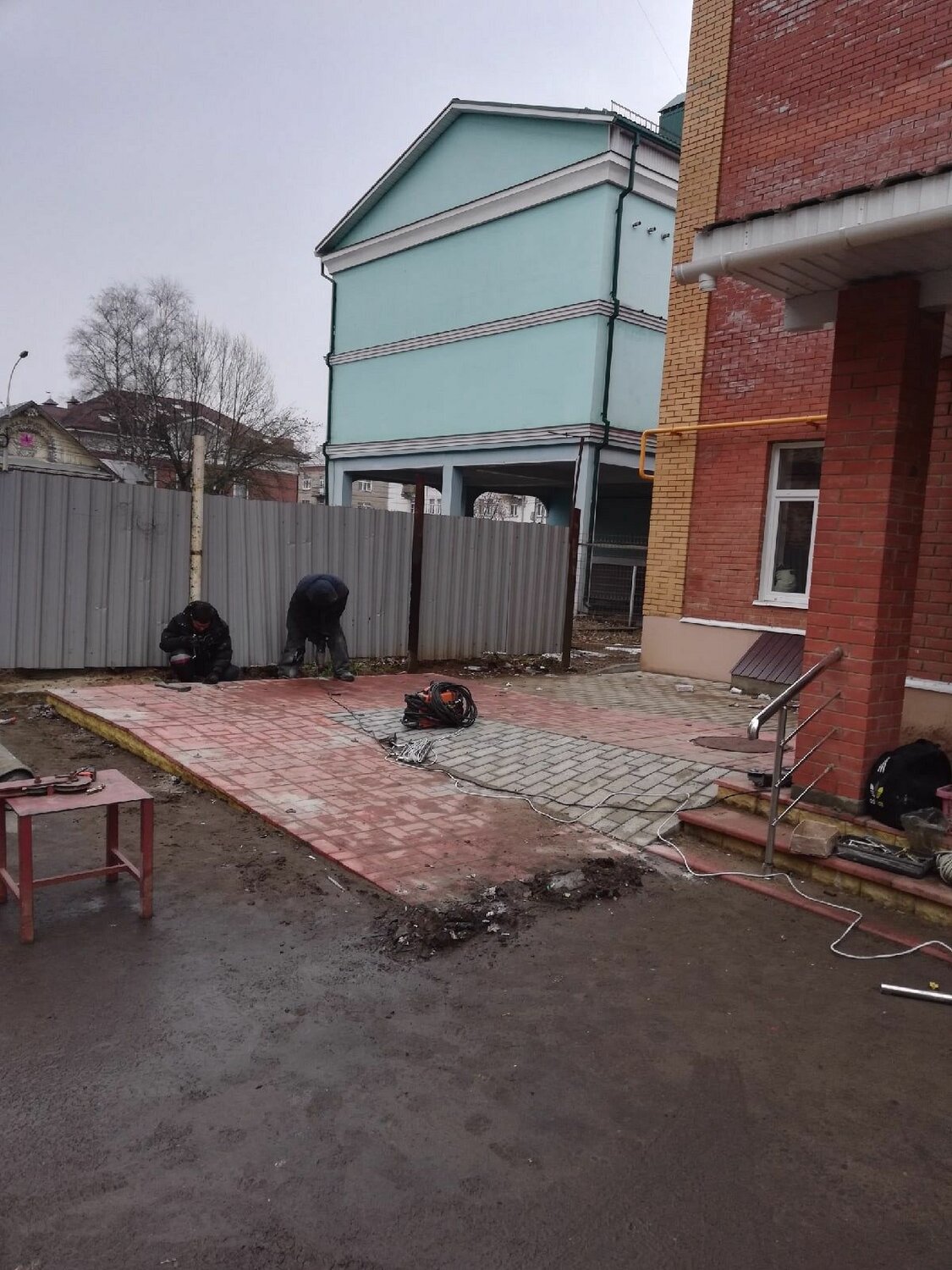 тротуарная плитка перед домом, тротуарная плитка, обустройство подъезда к гаражу, двор, укладка брусчатки саранск