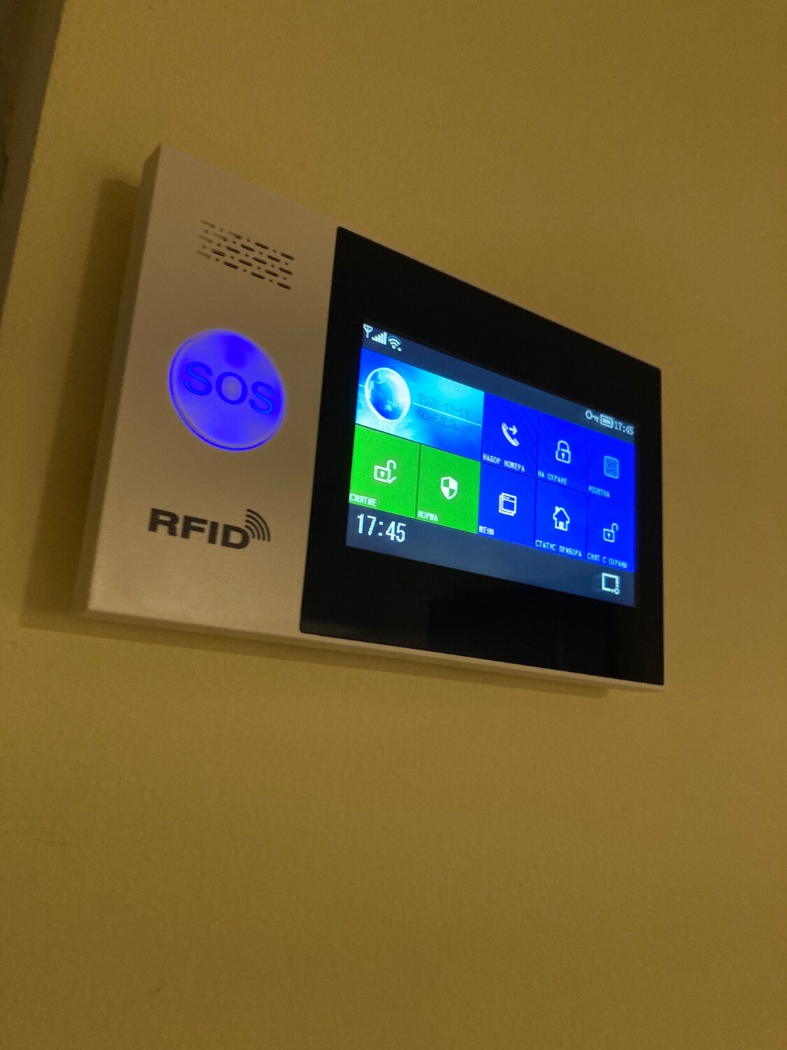 экран, монохромный экран wi fi, crestron умный дом, монитор, телевизор