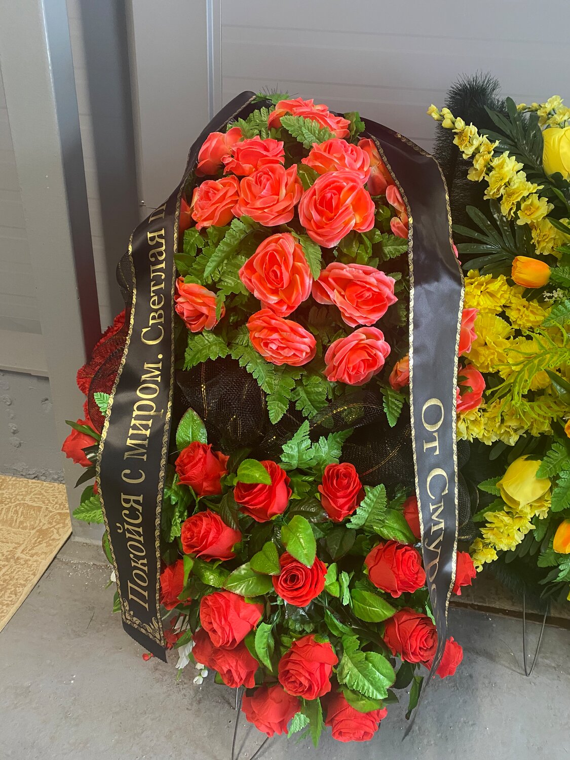 надписи на венки ритуальные, венки ритуальные волжский, венок от директора, венок от семьи, искусственные цветы