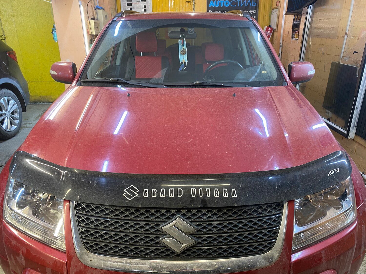 автомобиль, авто, suzuki grand vitara, внедорожники, мужчина за рулем красной сузуки гранд витара