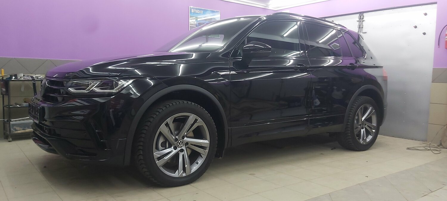автомобиль, бмв х6м ф16 тонированный, audi q7 внешний стайлинг, x6 f16 тонировка, bmw x5 f15 пороги