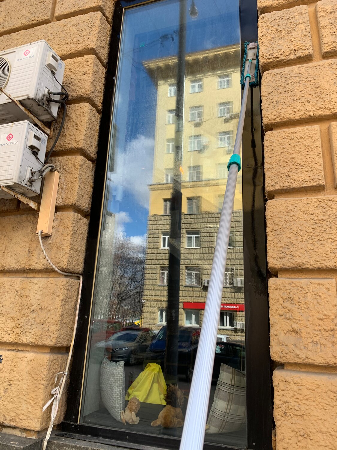 кондиционер, окно, подъем оборудования через окно, здание, кондиционер в доме п3