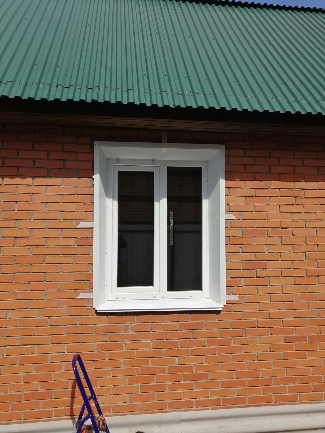 окна, дом, пластиковое окно, пластиковое окнотв кирпичном доме, пластиковое окно снаружи
