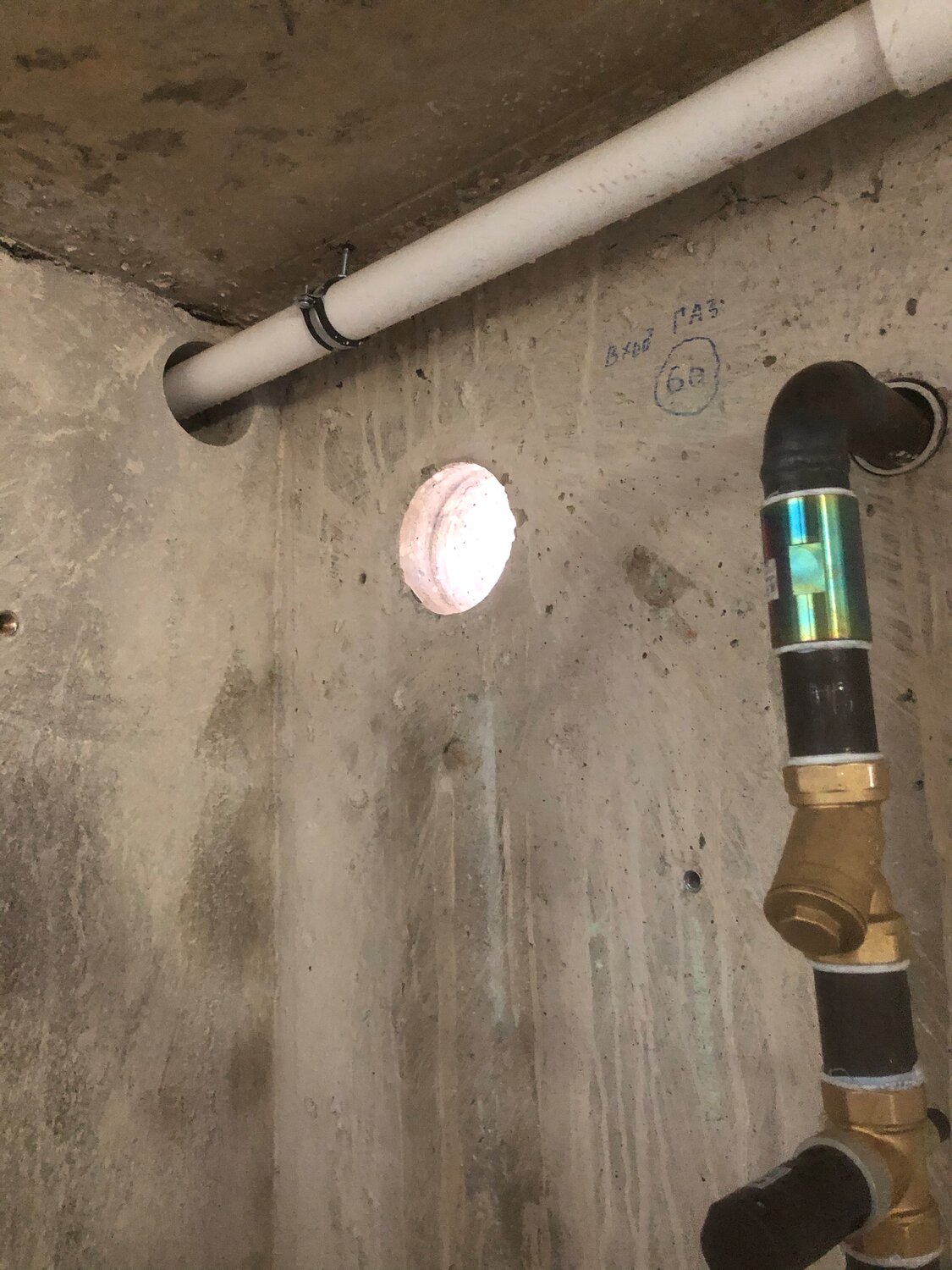 водопроводные трубы в вентиляции, канализационные трубы, отопление трубы, водоснабжение в доме, водоснабжение