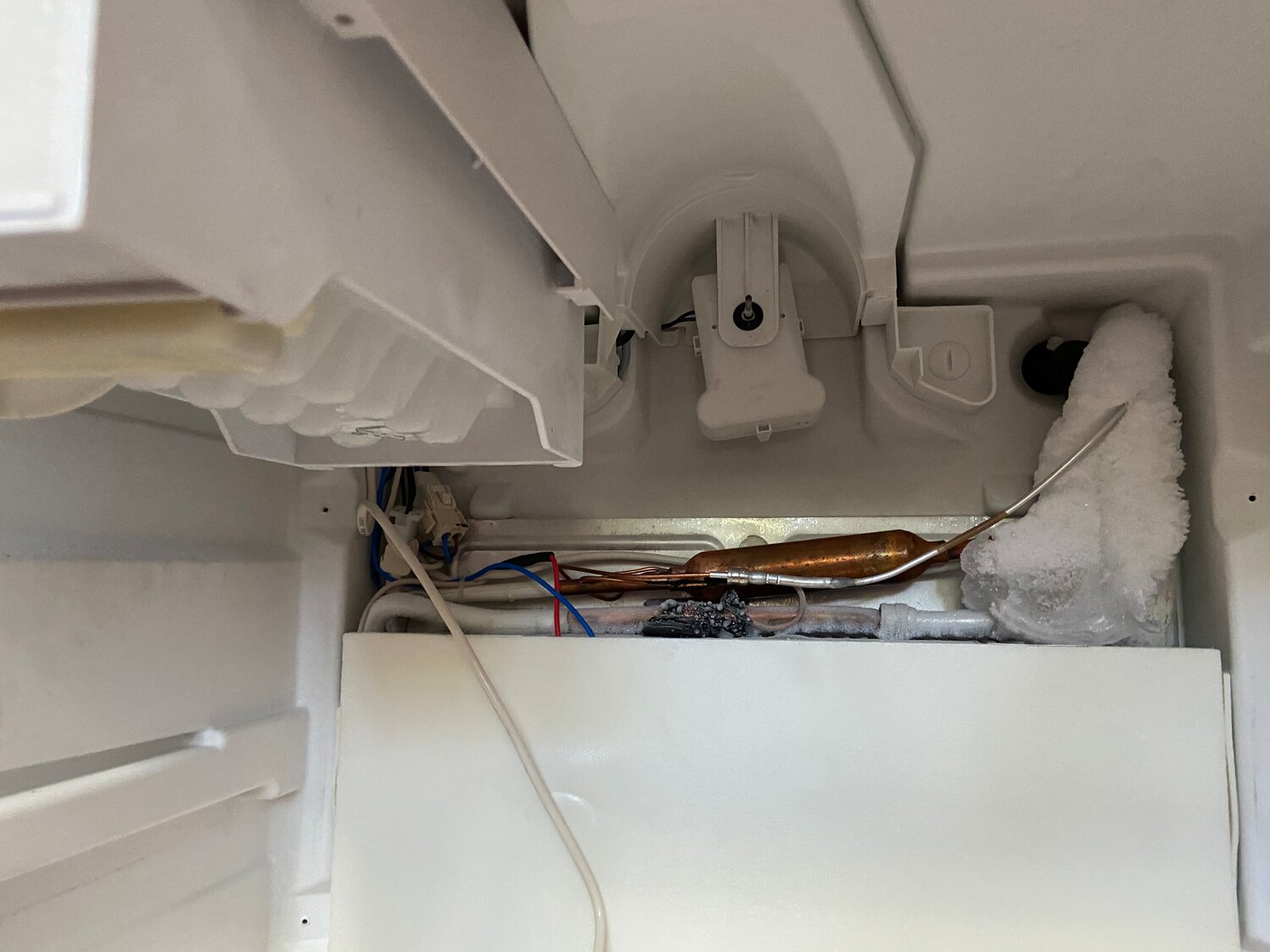 провода на терморегулятор холодильника стинол 101, термостат холодильника nord, стинол 106 провода, капиллярная трубка на холодильнике стинол 107, замена вентилятора в холодильнике whirlpool