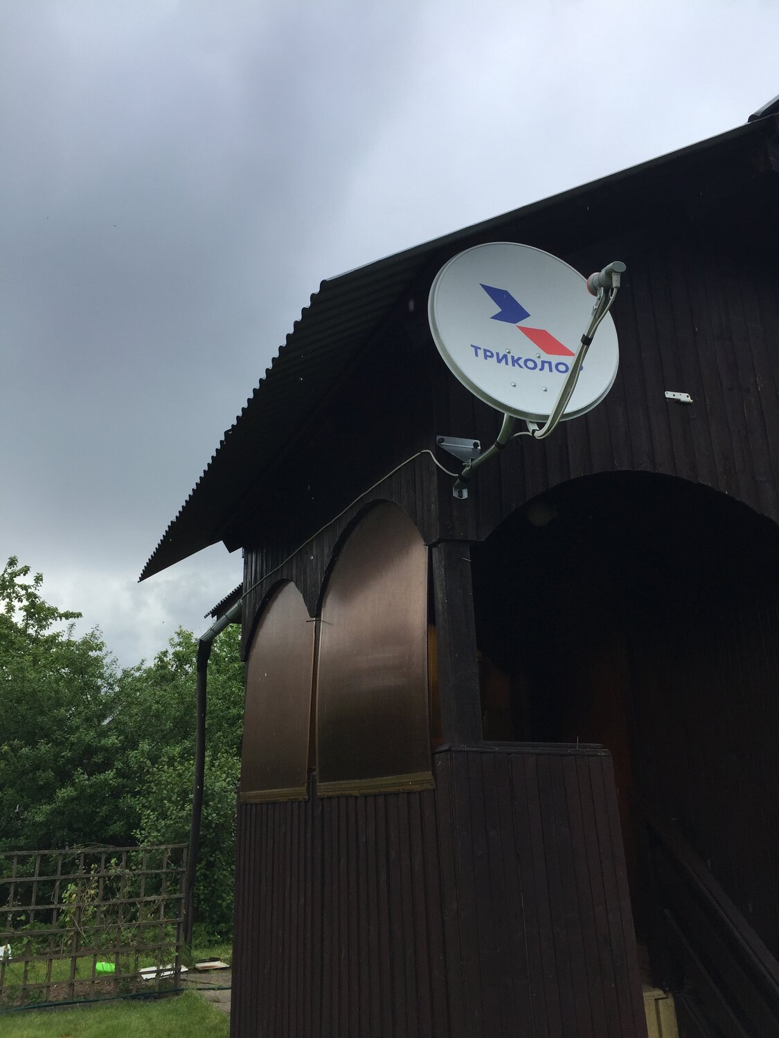 тарелка триколор на доме, тарелка триколор, спутниковая тарелка триколор, спутниковая антенна триколор, спутниковая антенна