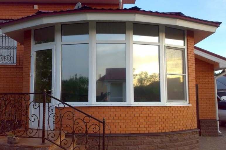 застекленный балкон в частном доме, остекление веранды, внешний вид тонированных окон, застекленная входная группа, окна для веранды