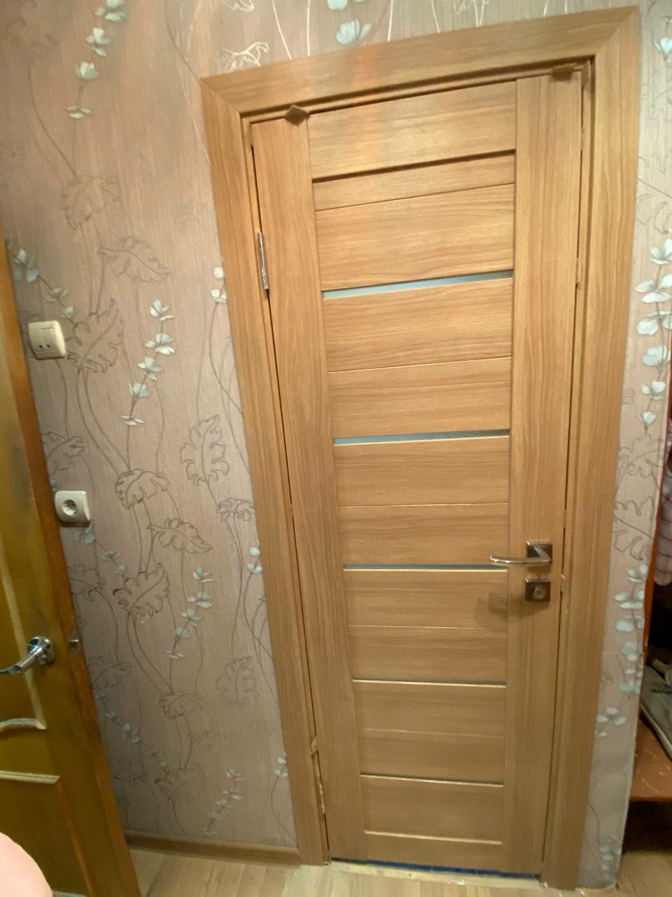 межкомнатные двери, дверь, деревянные двери, установленные межкомнатные двери, установка межкомнатных дверей