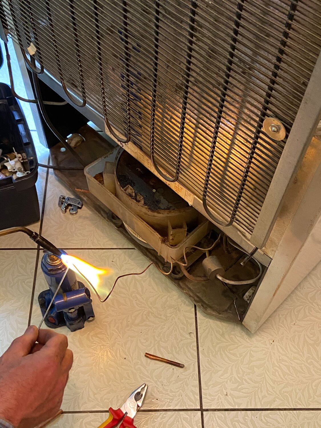 холодильник атлант замена компрессора, ремонт бытовая техника, сломанный холодильник, бытовой холодильник, ремонт холодильников