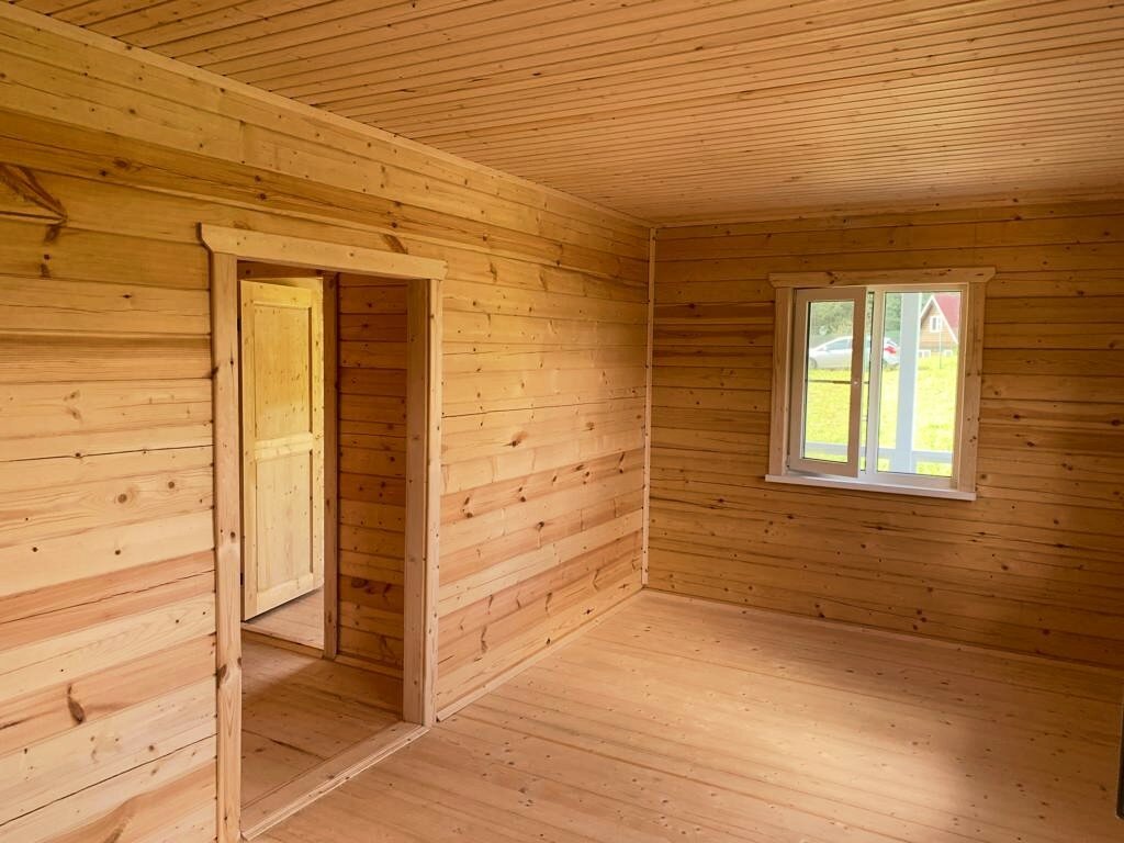 внутри дома из бруса 6*6, дом из бруса внутри, отделка шпунтованной доски в каркасном доме, наружная отделка деревянного дома из бруса полтора этажа 6*6, баня из профилированного бруса 6х6 внутри