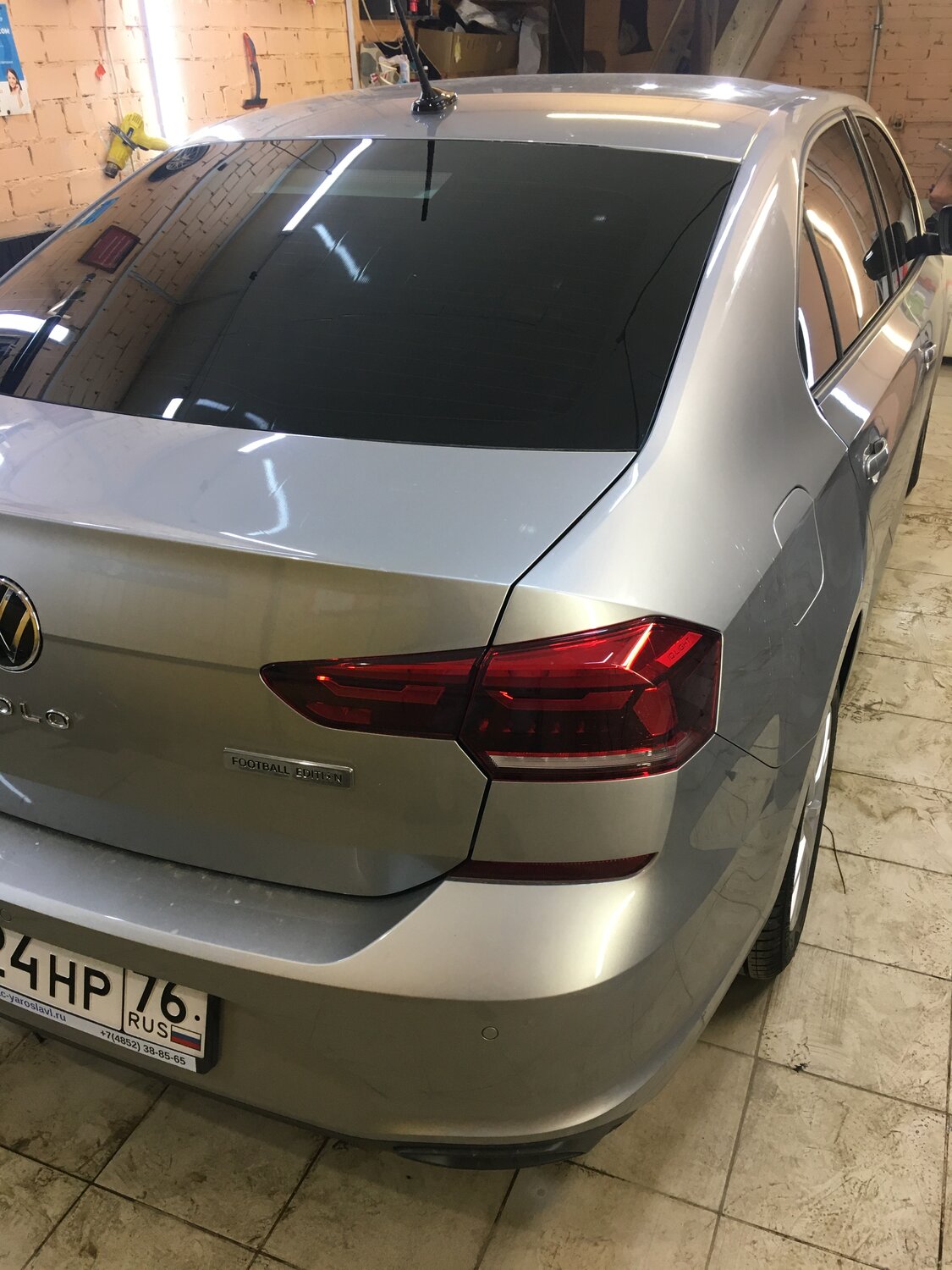 автомобиль, авто, polo sedan в пленке, спойлер на стекло шкода рапид, спойлер шевроле круз серебристый