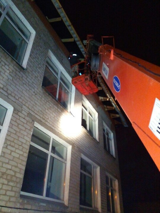 монтаж баннера с автовышки, мойка фасада с автовышки, пожарная лестница, здание, многоквартирный дом