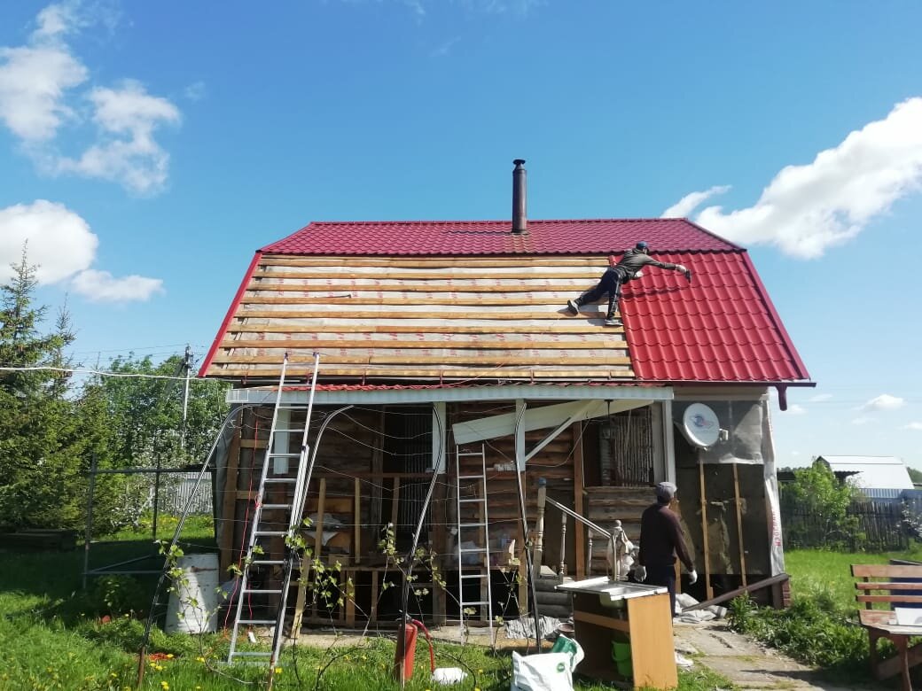 крыша дачного домика, дача, постройка крыши для дома на земле, дом с крышей из ондувиллы, дачная